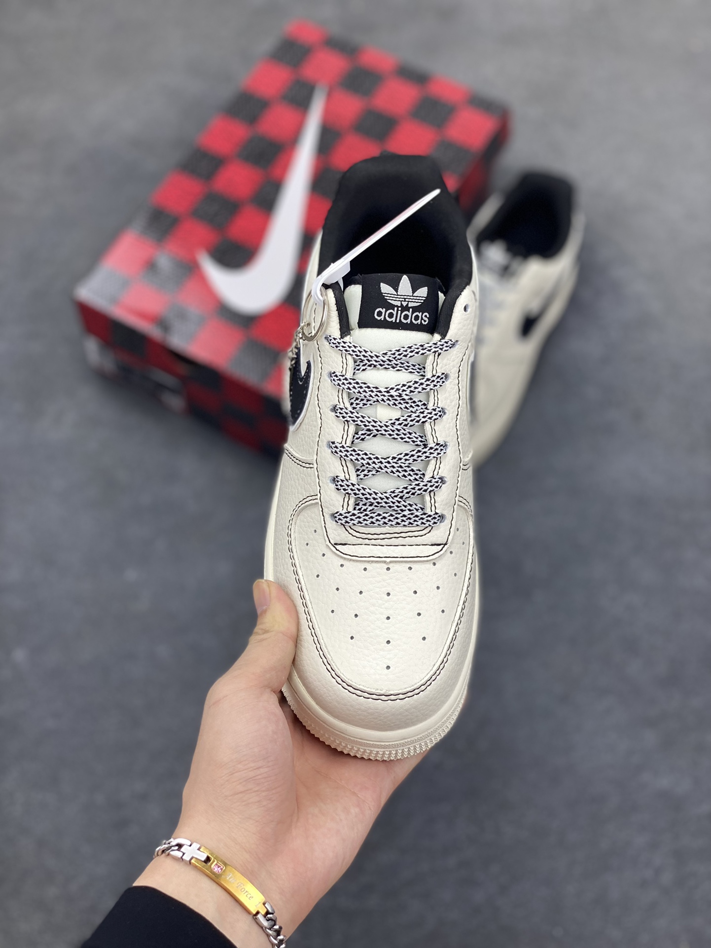 图片[2]-NIke Air Force 1 \’07 Low “阿迪达斯联名——黑线双拼底”空军一号 低帮 运动鞋 休闲鞋 折边针车 工艺难度大 原楦头原纸板 原装鞋盒 定制五金配件 内置全掌气垫 原厂鞋底 货号：KB1688-003 尺码：36 36.5 37.5 38 38.5 39 40 40.5 41 42 42.5 43 44 44.5 45-选品中心