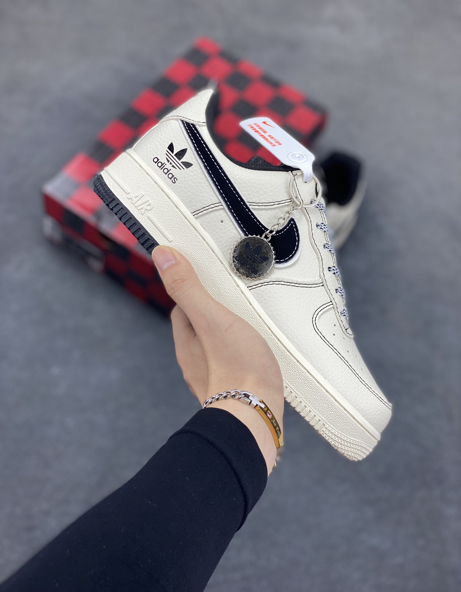 NIke Air Force 1 \'07 Low “阿迪达斯联名——黑线双拼底”空军一号 低帮 运动鞋 休闲鞋 折边针车 工艺难度大 原楦头原纸板 原装鞋盒 定制五金配件 内置全掌气垫 原厂鞋底 货号：KB1688-003 尺码：36 36.5 37.5 38 38.5 39 40 40.5 41 42 42.5 43 44 44.5 45-选品中心