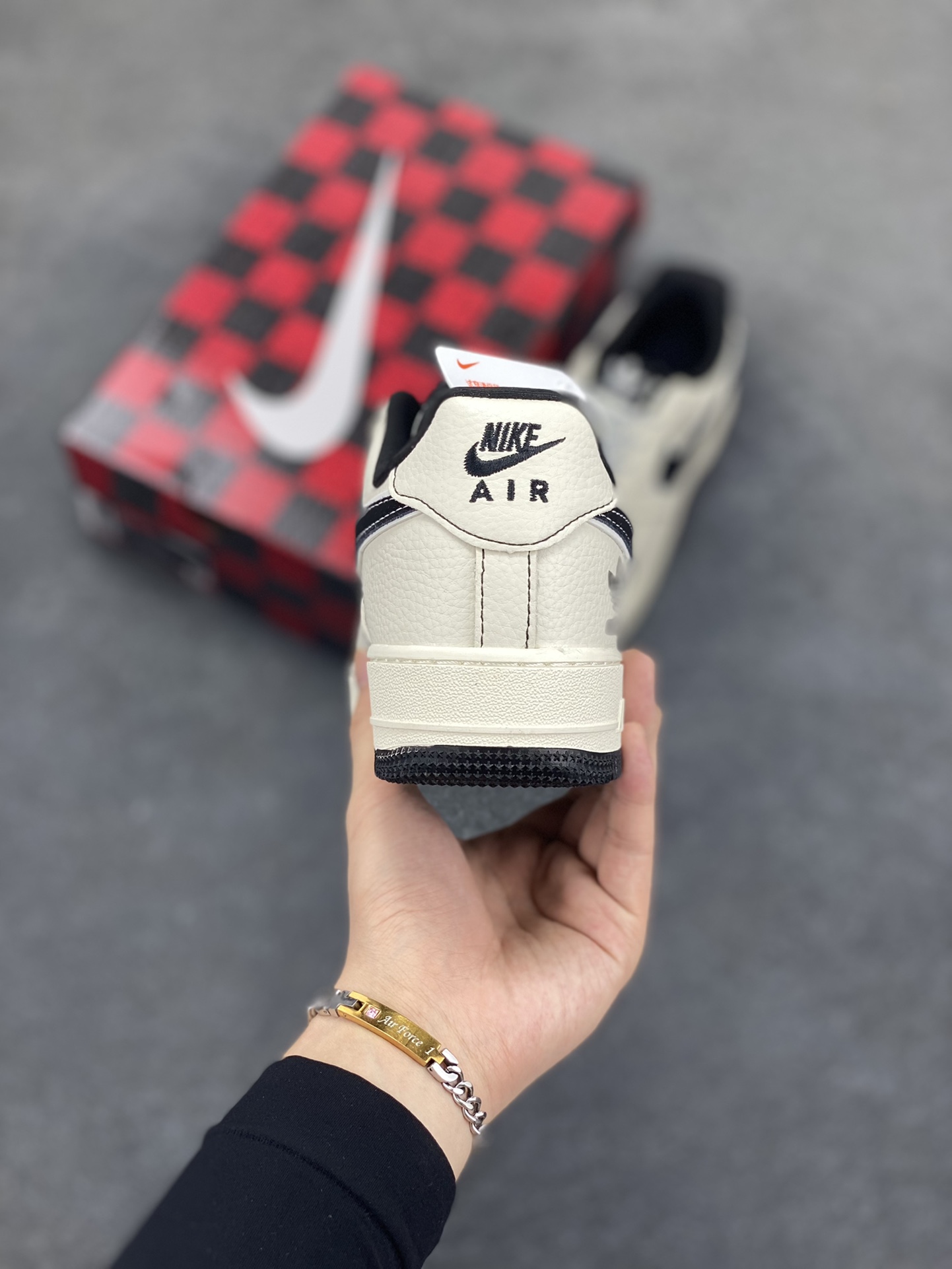 图片[4]-NIke Air Force 1 \’07 Low “阿迪达斯联名——黑线双拼底”空军一号 低帮 运动鞋 休闲鞋 折边针车 工艺难度大 原楦头原纸板 原装鞋盒 定制五金配件 内置全掌气垫 原厂鞋底 货号：KB1688-003 尺码：36 36.5 37.5 38 38.5 39 40 40.5 41 42 42.5 43 44 44.5 45-选品中心