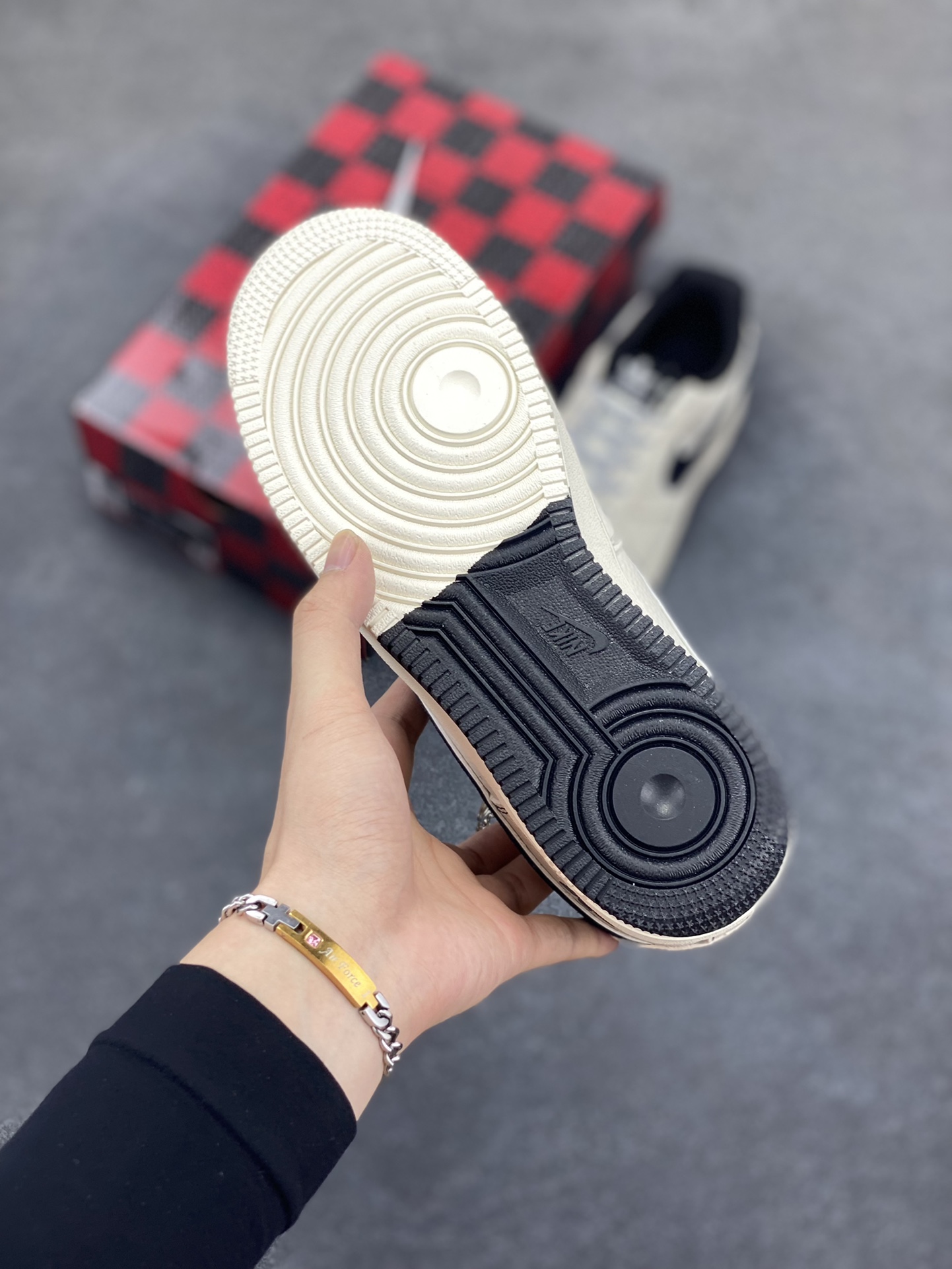 图片[5]-NIke Air Force 1 \’07 Low “阿迪达斯联名——黑线双拼底”空军一号 低帮 运动鞋 休闲鞋 折边针车 工艺难度大 原楦头原纸板 原装鞋盒 定制五金配件 内置全掌气垫 原厂鞋底 货号：KB1688-003 尺码：36 36.5 37.5 38 38.5 39 40 40.5 41 42 42.5 43 44 44.5 45-选品中心