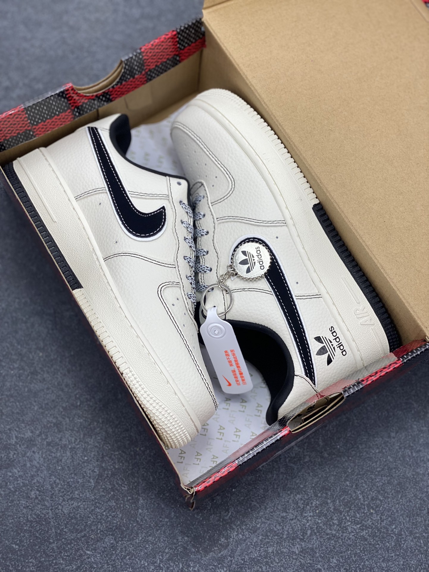 图片[9]-NIke Air Force 1 \’07 Low “阿迪达斯联名——黑线双拼底”空军一号 低帮 运动鞋 休闲鞋 折边针车 工艺难度大 原楦头原纸板 原装鞋盒 定制五金配件 内置全掌气垫 原厂鞋底 货号：KB1688-003 尺码：36 36.5 37.5 38 38.5 39 40 40.5 41 42 42.5 43 44 44.5 45-选品中心