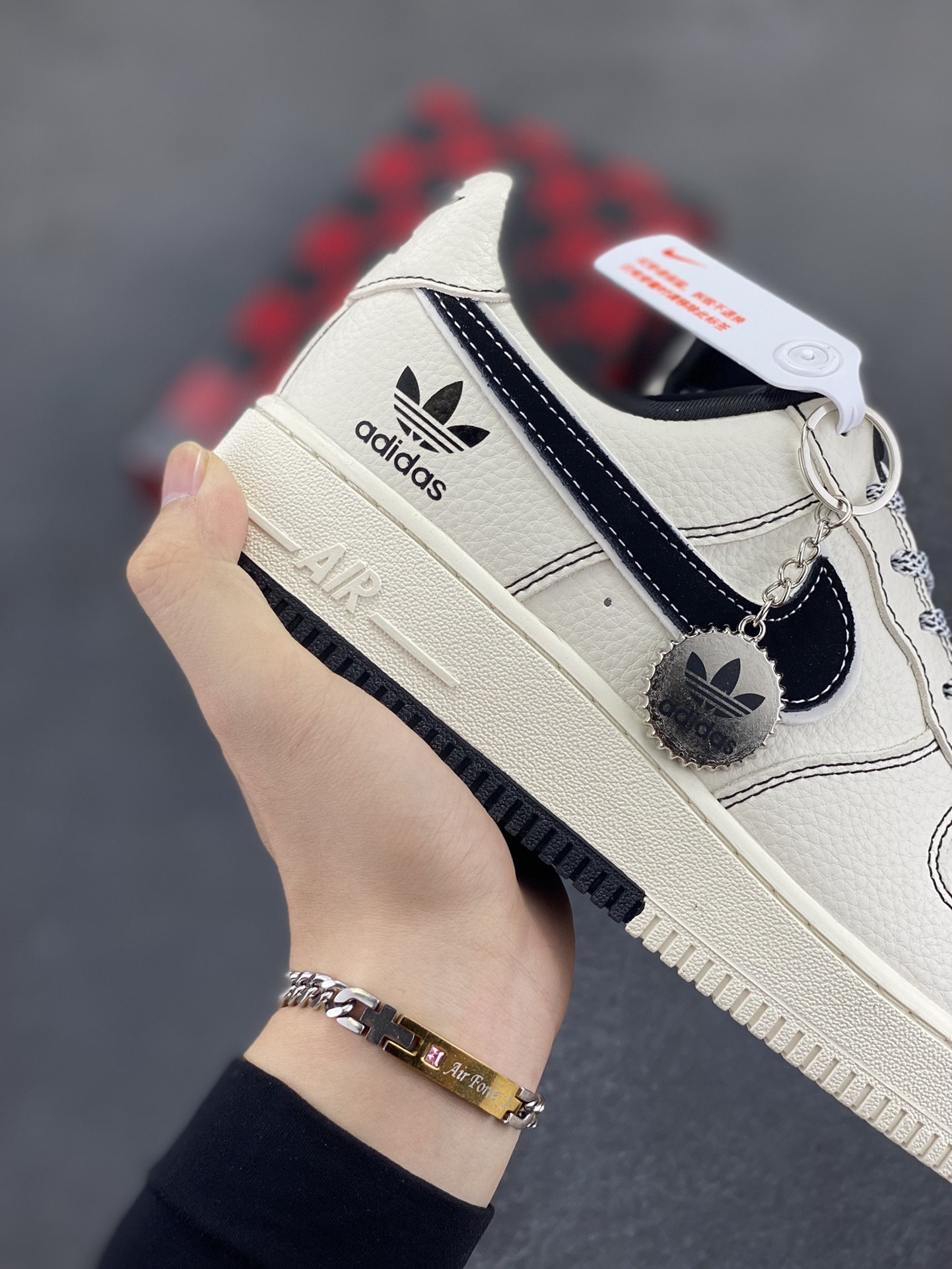 图片[6]-NIke Air Force 1 \’07 Low “阿迪达斯联名——黑线双拼底”空军一号 低帮 运动鞋 休闲鞋 折边针车 工艺难度大 原楦头原纸板 原装鞋盒 定制五金配件 内置全掌气垫 原厂鞋底 货号：KB1688-003 尺码：36 36.5 37.5 38 38.5 39 40 40.5 41 42 42.5 43 44 44.5 45-选品中心