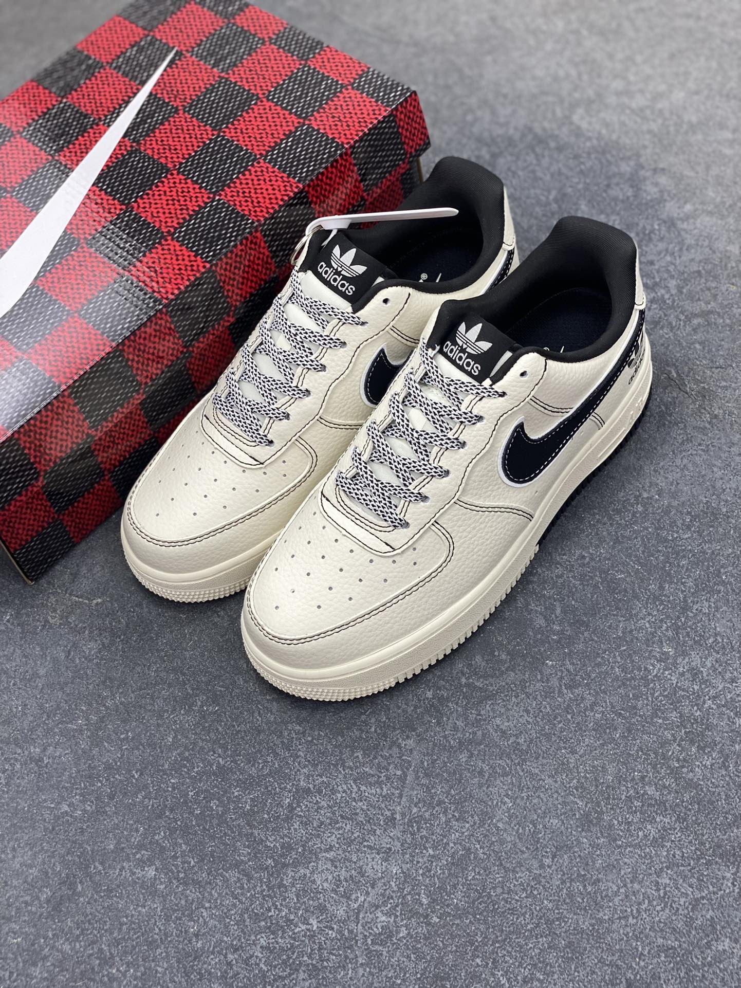 图片[8]-NIke Air Force 1 \’07 Low “阿迪达斯联名——黑线双拼底”空军一号 低帮 运动鞋 休闲鞋 折边针车 工艺难度大 原楦头原纸板 原装鞋盒 定制五金配件 内置全掌气垫 原厂鞋底 货号：KB1688-003 尺码：36 36.5 37.5 38 38.5 39 40 40.5 41 42 42.5 43 44 44.5 45-选品中心