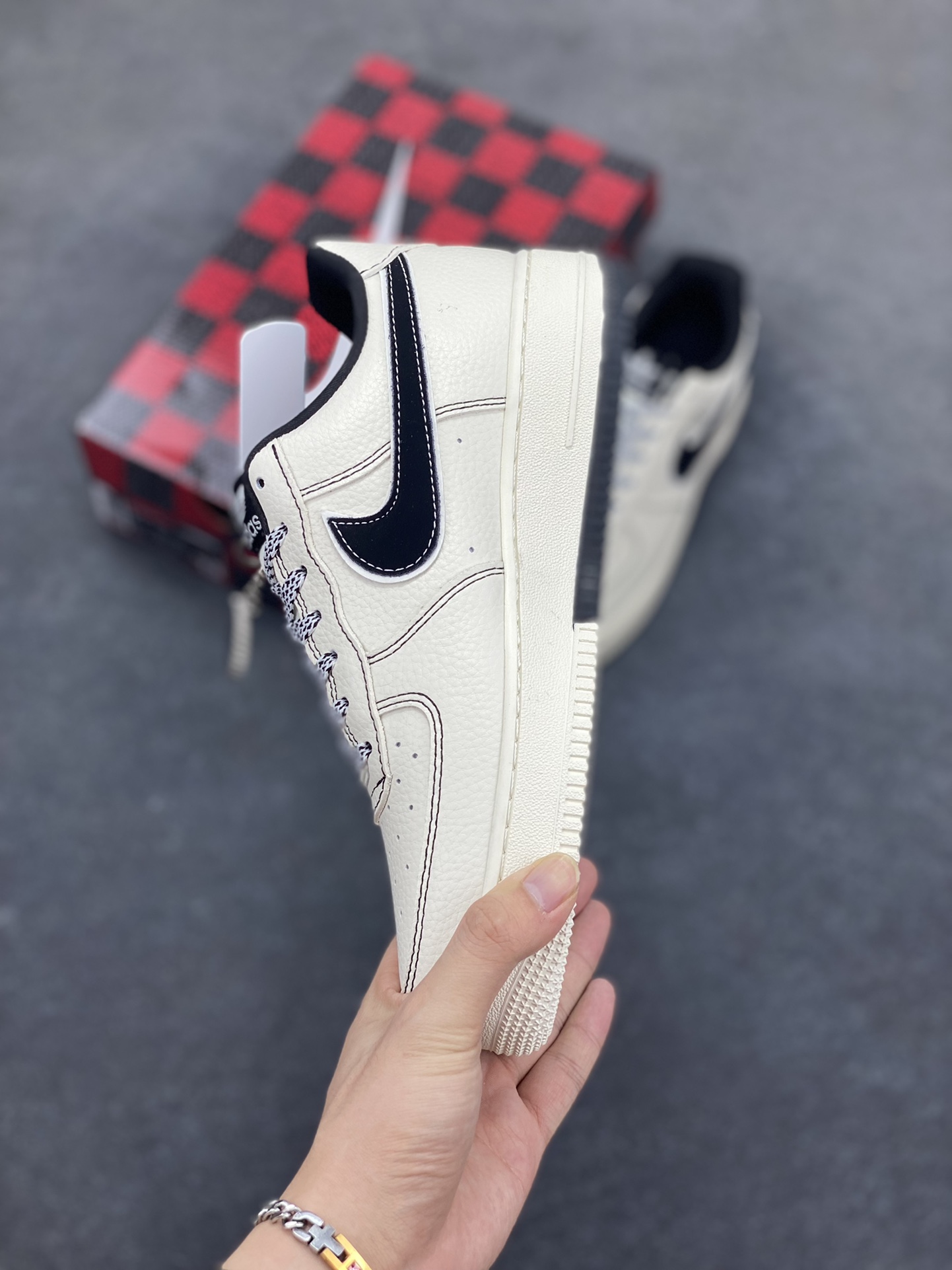 图片[3]-NIke Air Force 1 \’07 Low “阿迪达斯联名——黑线双拼底”空军一号 低帮 运动鞋 休闲鞋 折边针车 工艺难度大 原楦头原纸板 原装鞋盒 定制五金配件 内置全掌气垫 原厂鞋底 货号：KB1688-003 尺码：36 36.5 37.5 38 38.5 39 40 40.5 41 42 42.5 43 44 44.5 45-选品中心
