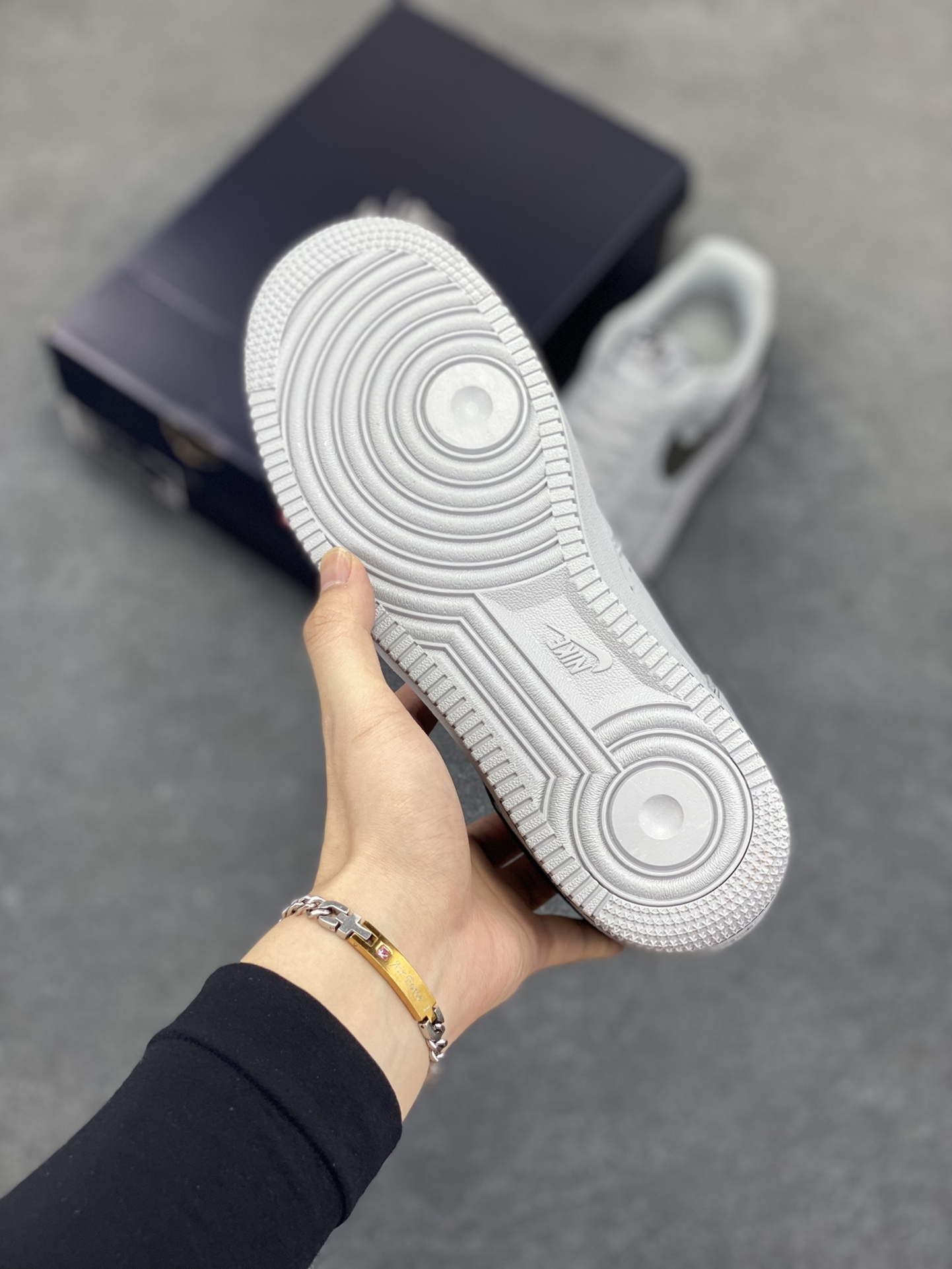 图片[5]-福利特价 Nike Air Force 1 Low 灰线 原楦头原纸板 打造纯正空军版型 专注外贸渠道 全掌内置蜂窝气垫 原盒配件 原厂中底钢印、拉帮完美 货号：HQ2037-004 尺码：36 36.5 37.5 38 38.5 39 40 40.5 41 42 42.5 43 44 44.5 45-选品中心