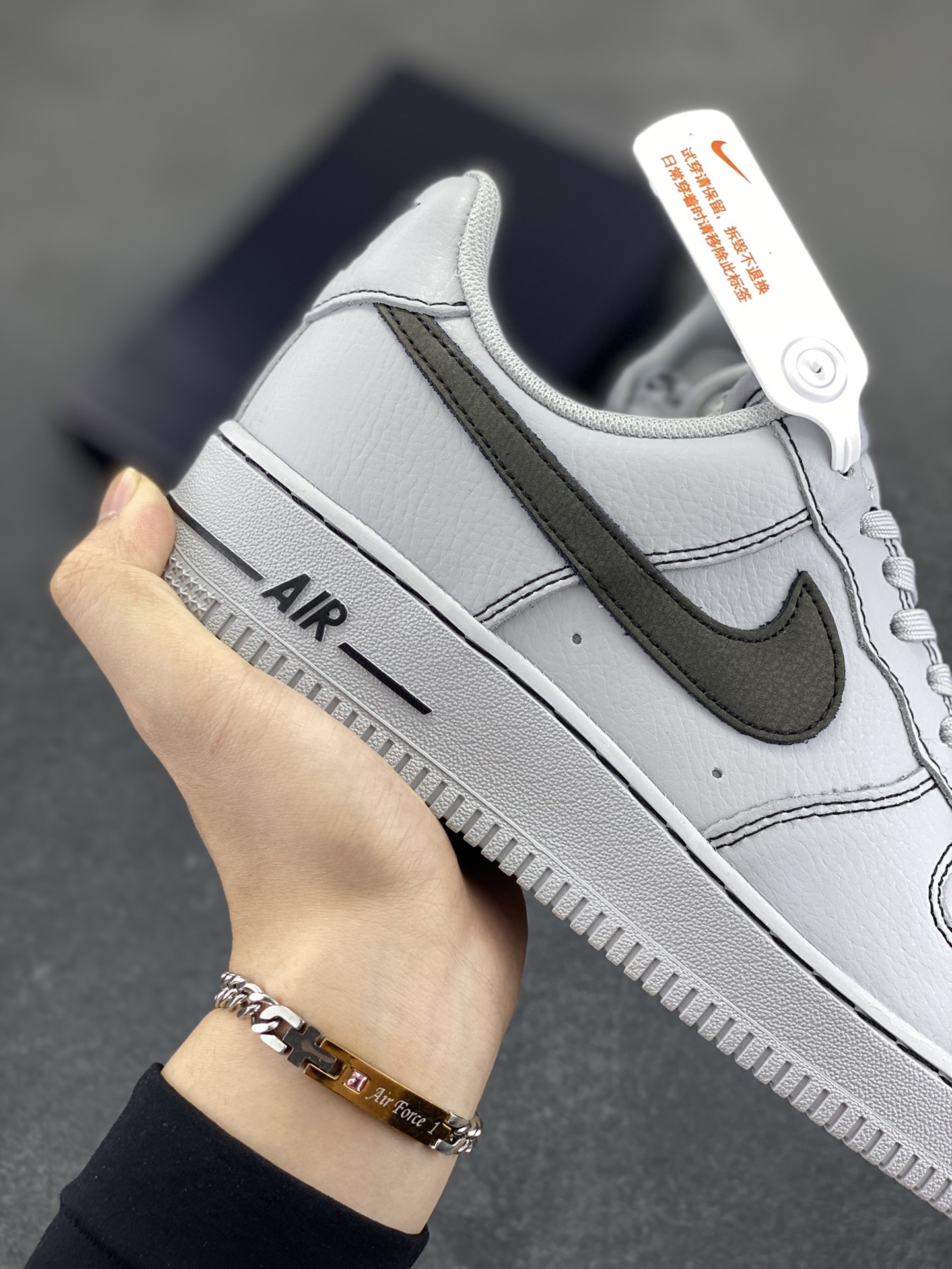 图片[6]-福利特价 Nike Air Force 1 Low 灰线 原楦头原纸板 打造纯正空军版型 专注外贸渠道 全掌内置蜂窝气垫 原盒配件 原厂中底钢印、拉帮完美 货号：HQ2037-004 尺码：36 36.5 37.5 38 38.5 39 40 40.5 41 42 42.5 43 44 44.5 45-选品中心