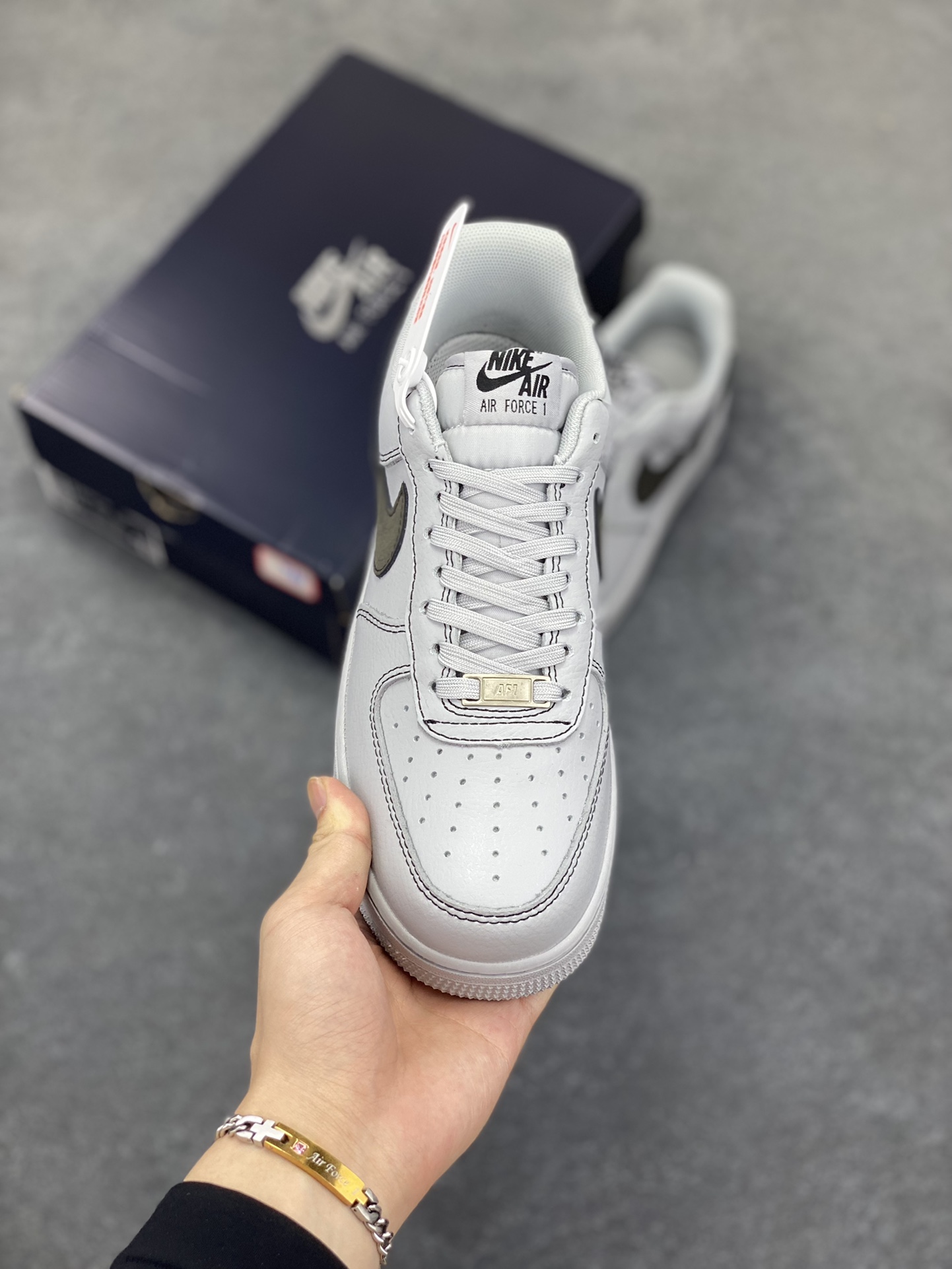 图片[2]-福利特价 Nike Air Force 1 Low 灰线 原楦头原纸板 打造纯正空军版型 专注外贸渠道 全掌内置蜂窝气垫 原盒配件 原厂中底钢印、拉帮完美 货号：HQ2037-004 尺码：36 36.5 37.5 38 38.5 39 40 40.5 41 42 42.5 43 44 44.5 45-选品中心