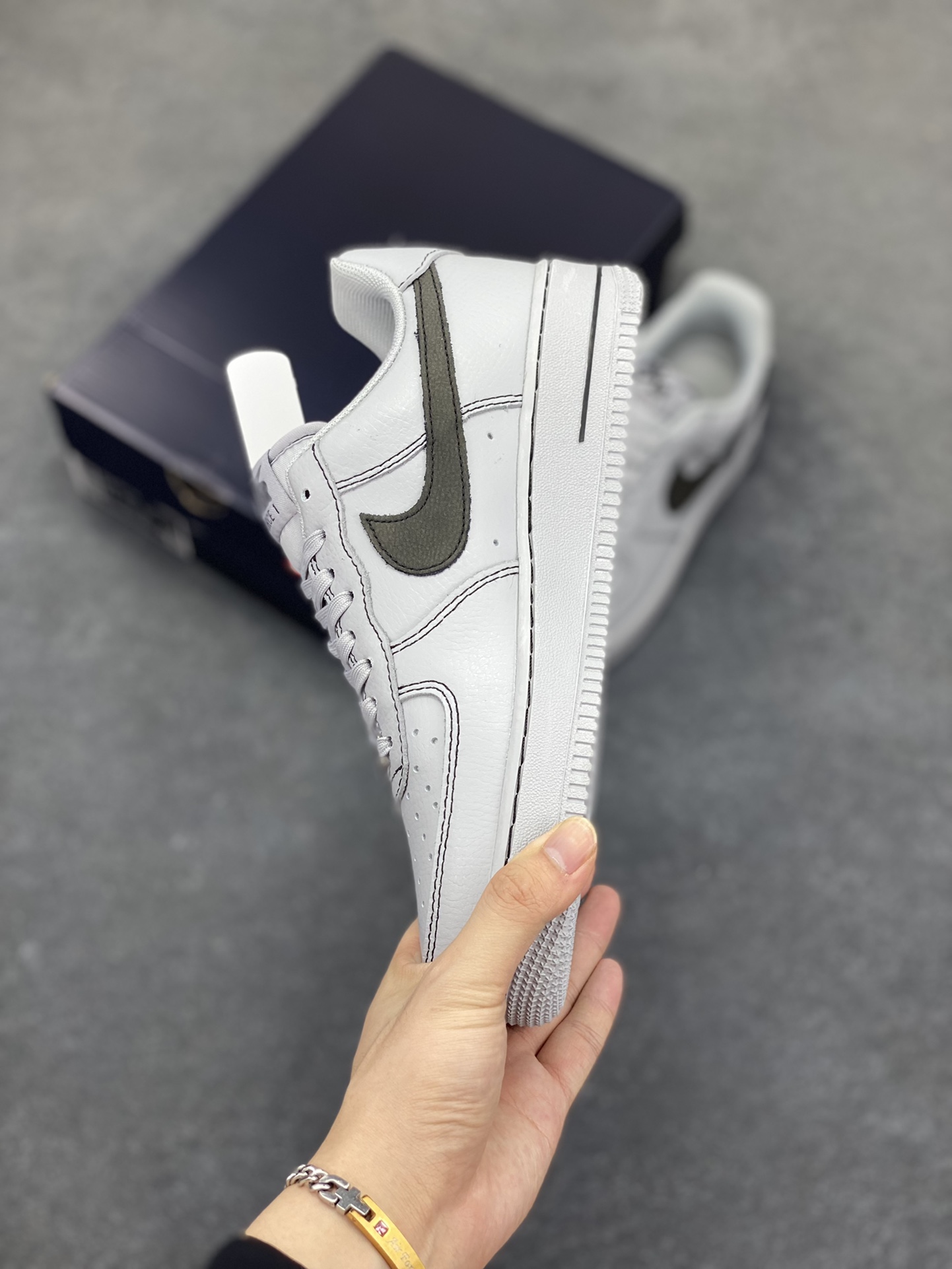 图片[3]-福利特价 Nike Air Force 1 Low 灰线 原楦头原纸板 打造纯正空军版型 专注外贸渠道 全掌内置蜂窝气垫 原盒配件 原厂中底钢印、拉帮完美 货号：HQ2037-004 尺码：36 36.5 37.5 38 38.5 39 40 40.5 41 42 42.5 43 44 44.5 45-选品中心