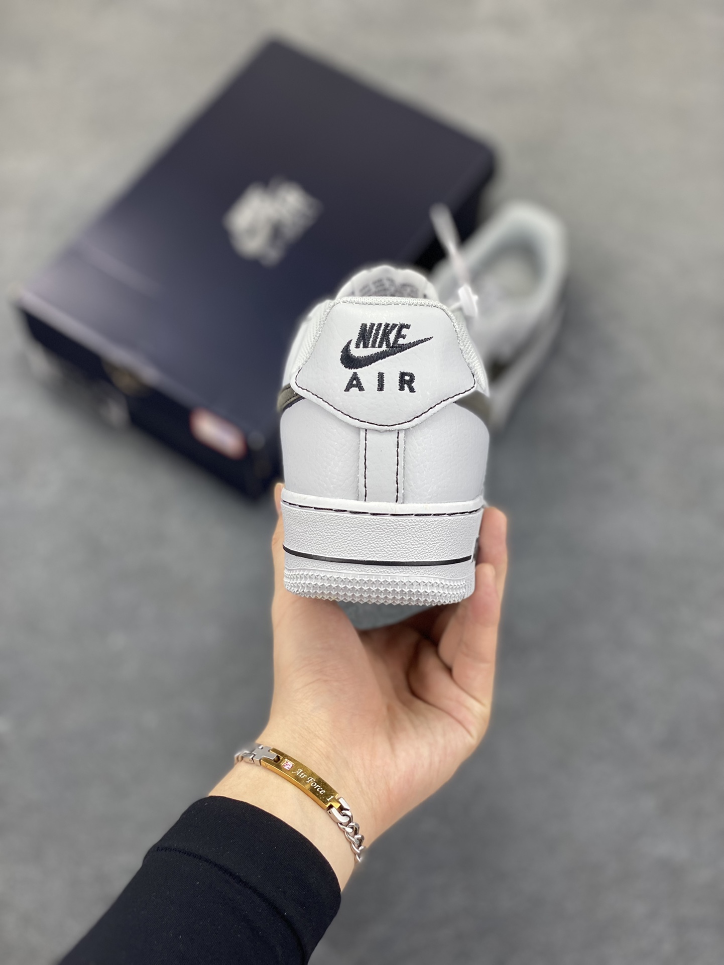 图片[4]-福利特价 Nike Air Force 1 Low 灰线 原楦头原纸板 打造纯正空军版型 专注外贸渠道 全掌内置蜂窝气垫 原盒配件 原厂中底钢印、拉帮完美 货号：HQ2037-004 尺码：36 36.5 37.5 38 38.5 39 40 40.5 41 42 42.5 43 44 44.5 45-选品中心