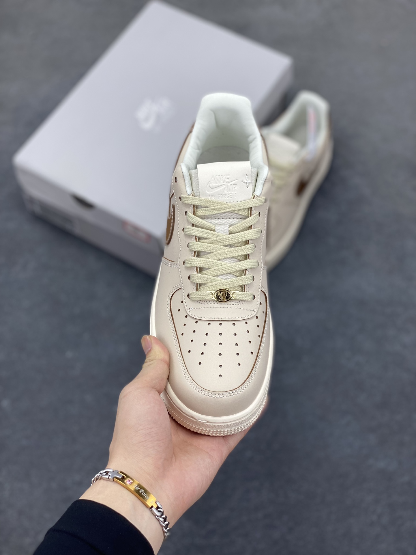 图片[2]-Nike Air Force 1 Low 米棕 原楦头原纸板 打造纯正空军版型 专注外贸渠道 全掌内置蜂窝气垫 原盒配件 原厂中底钢印、拉帮完美 货号：IB8865-221 尺码：36 36.5 37.5 38 38.5 39 40 40.5 41 42 42.5 43 44 44.5 45-选品中心