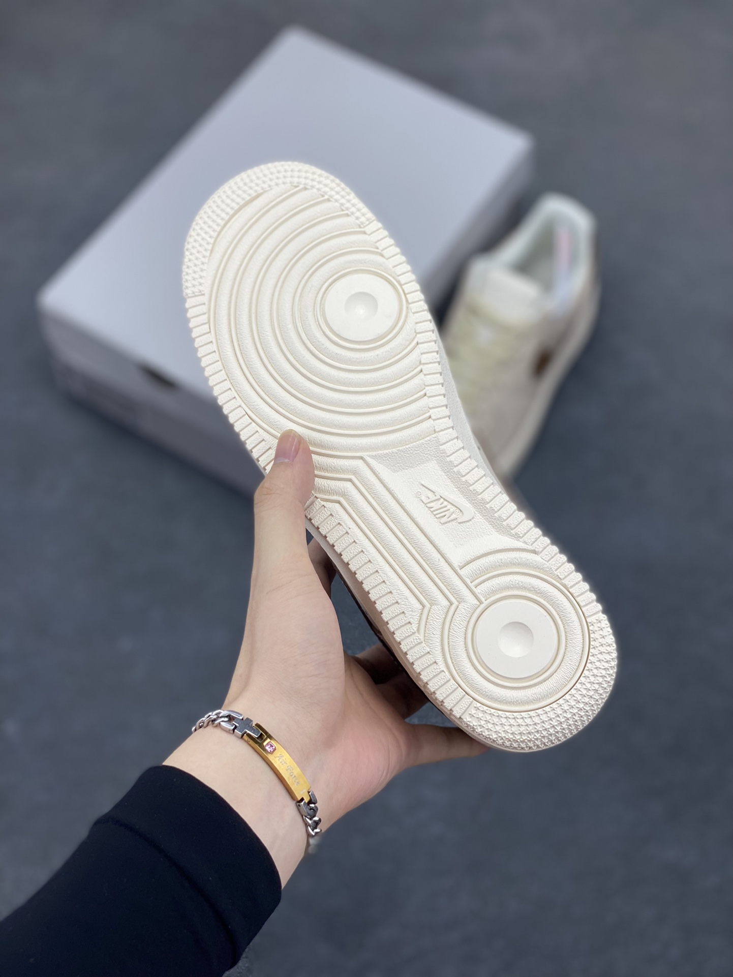 图片[5]-Nike Air Force 1 Low 米棕 原楦头原纸板 打造纯正空军版型 专注外贸渠道 全掌内置蜂窝气垫 原盒配件 原厂中底钢印、拉帮完美 货号：IB8865-221 尺码：36 36.5 37.5 38 38.5 39 40 40.5 41 42 42.5 43 44 44.5 45-选品中心
