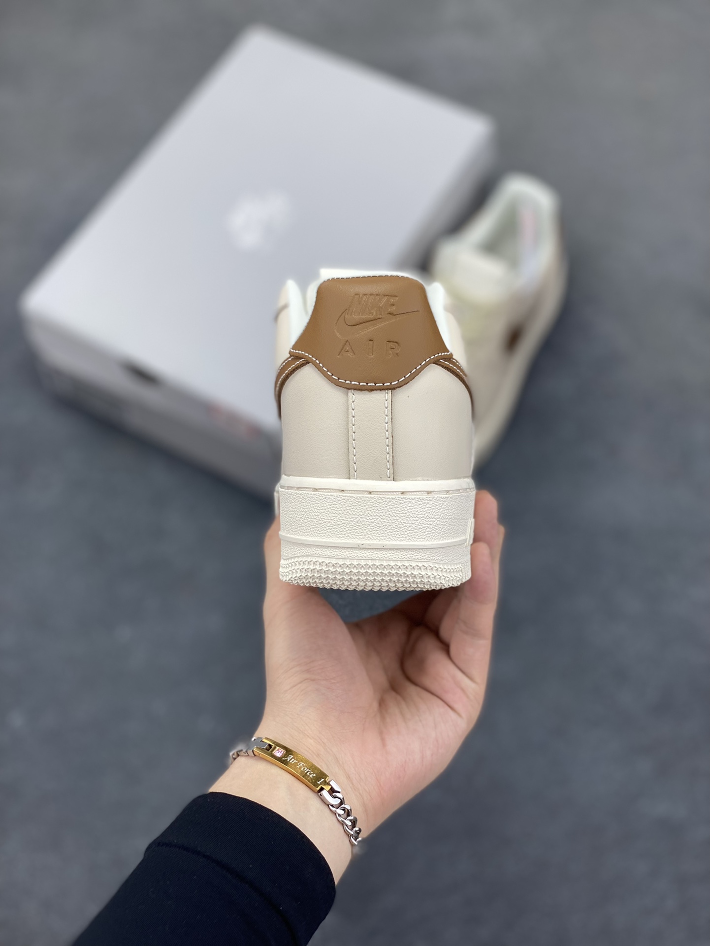 图片[4]-Nike Air Force 1 Low 米棕 原楦头原纸板 打造纯正空军版型 专注外贸渠道 全掌内置蜂窝气垫 原盒配件 原厂中底钢印、拉帮完美 货号：IB8865-221 尺码：36 36.5 37.5 38 38.5 39 40 40.5 41 42 42.5 43 44 44.5 45-选品中心
