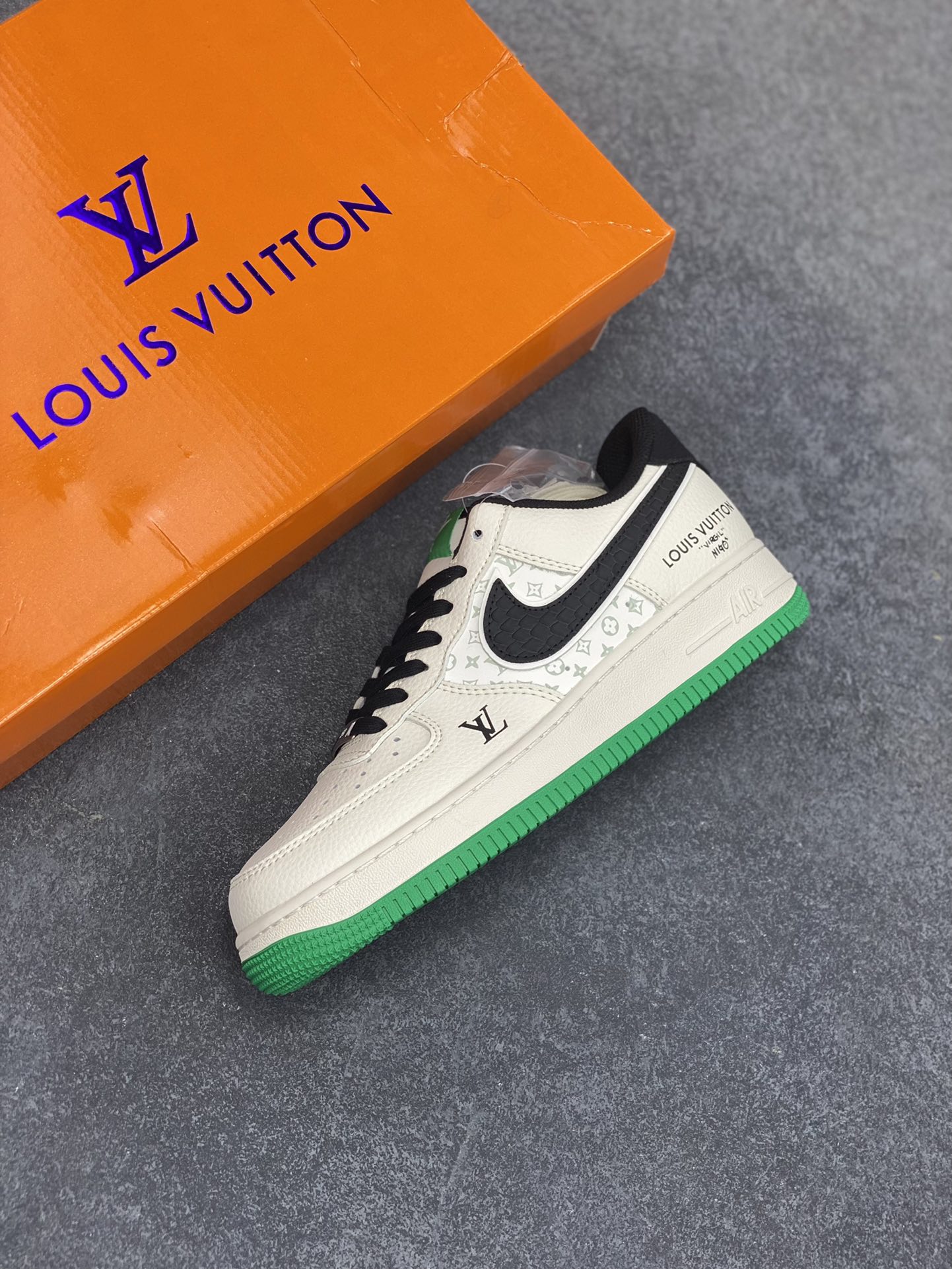 图片[7]-Nike Air Force 1 \’07 Low “LV联名——米黑鳞纹绿底”空军一号 低帮 运动鞋 休闲鞋 折边针车 工艺难度大 原楦头原纸板 原装鞋盒 定制五金配件 内置全掌气垫 原厂鞋底 货号：QW5836-008 尺码：36 36.5 37.5 38 38.5 39 40 40.5 41 42 42.5 43 44 44.5 45-选品中心