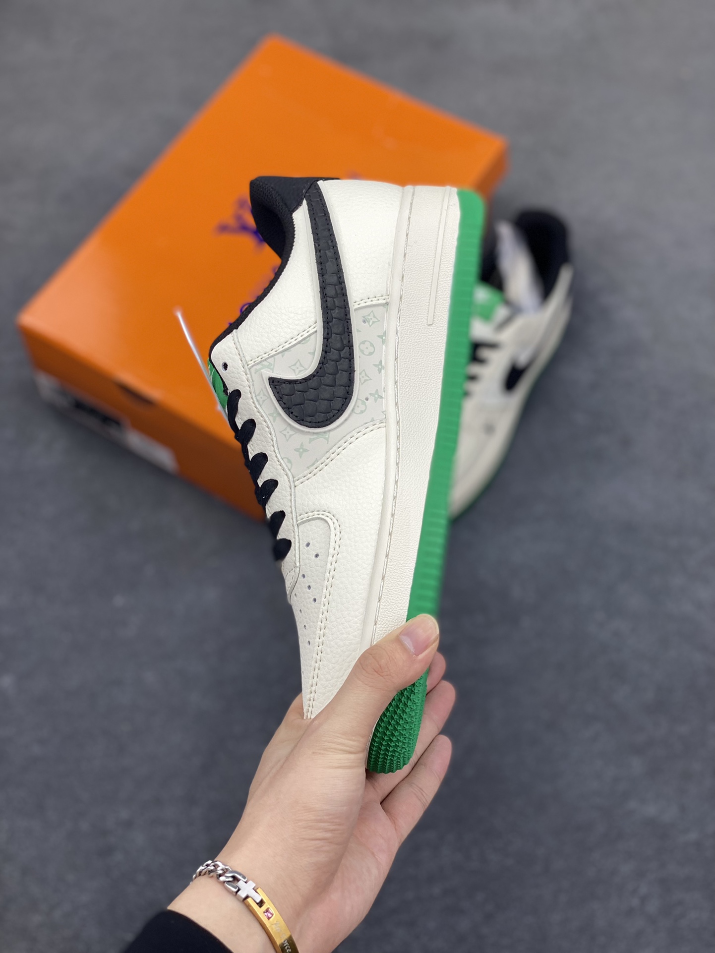 图片[3]-Nike Air Force 1 \’07 Low “LV联名——米黑鳞纹绿底”空军一号 低帮 运动鞋 休闲鞋 折边针车 工艺难度大 原楦头原纸板 原装鞋盒 定制五金配件 内置全掌气垫 原厂鞋底 货号：QW5836-008 尺码：36 36.5 37.5 38 38.5 39 40 40.5 41 42 42.5 43 44 44.5 45-选品中心