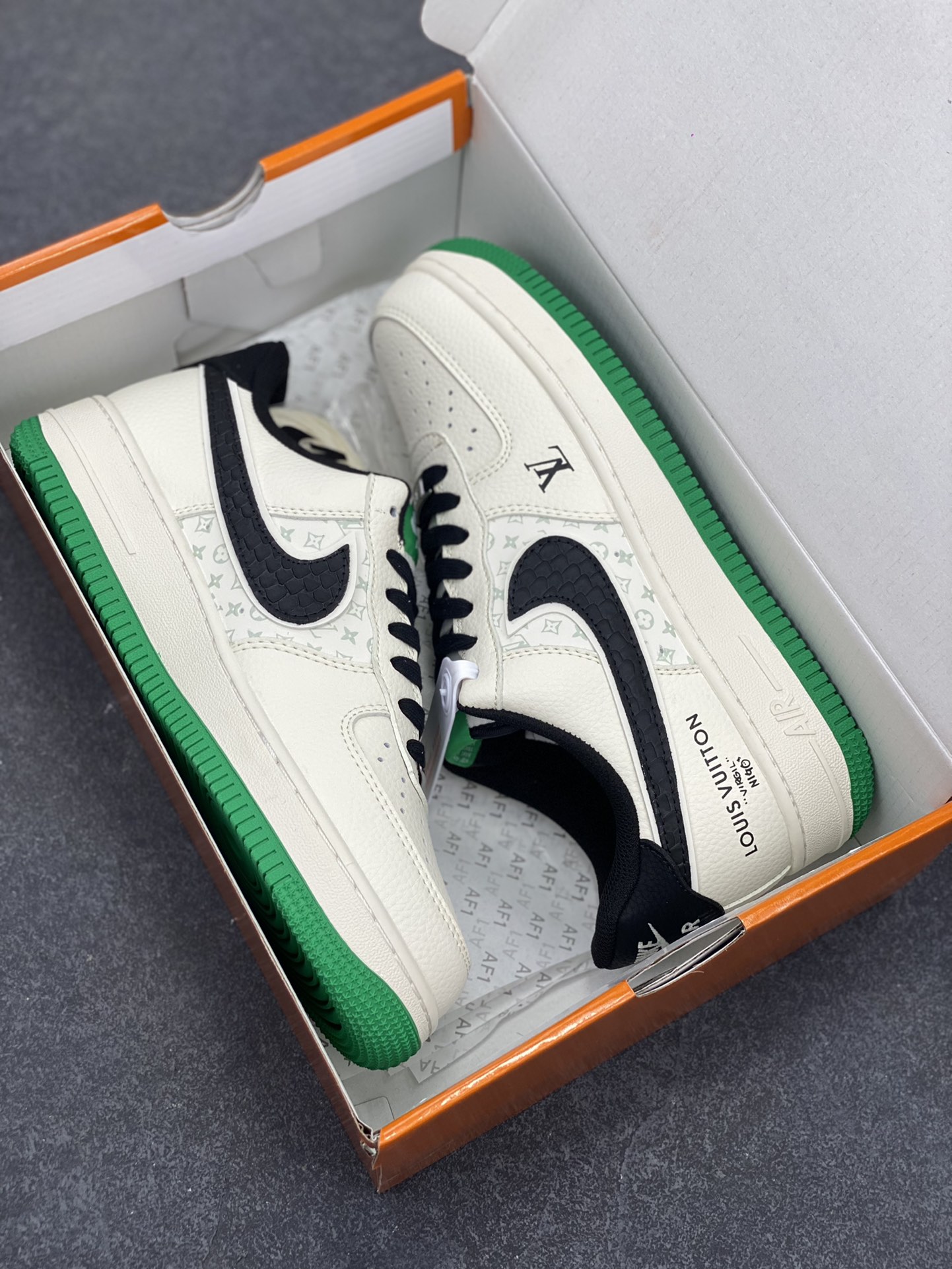 图片[9]-Nike Air Force 1 \’07 Low “LV联名——米黑鳞纹绿底”空军一号 低帮 运动鞋 休闲鞋 折边针车 工艺难度大 原楦头原纸板 原装鞋盒 定制五金配件 内置全掌气垫 原厂鞋底 货号：QW5836-008 尺码：36 36.5 37.5 38 38.5 39 40 40.5 41 42 42.5 43 44 44.5 45-选品中心