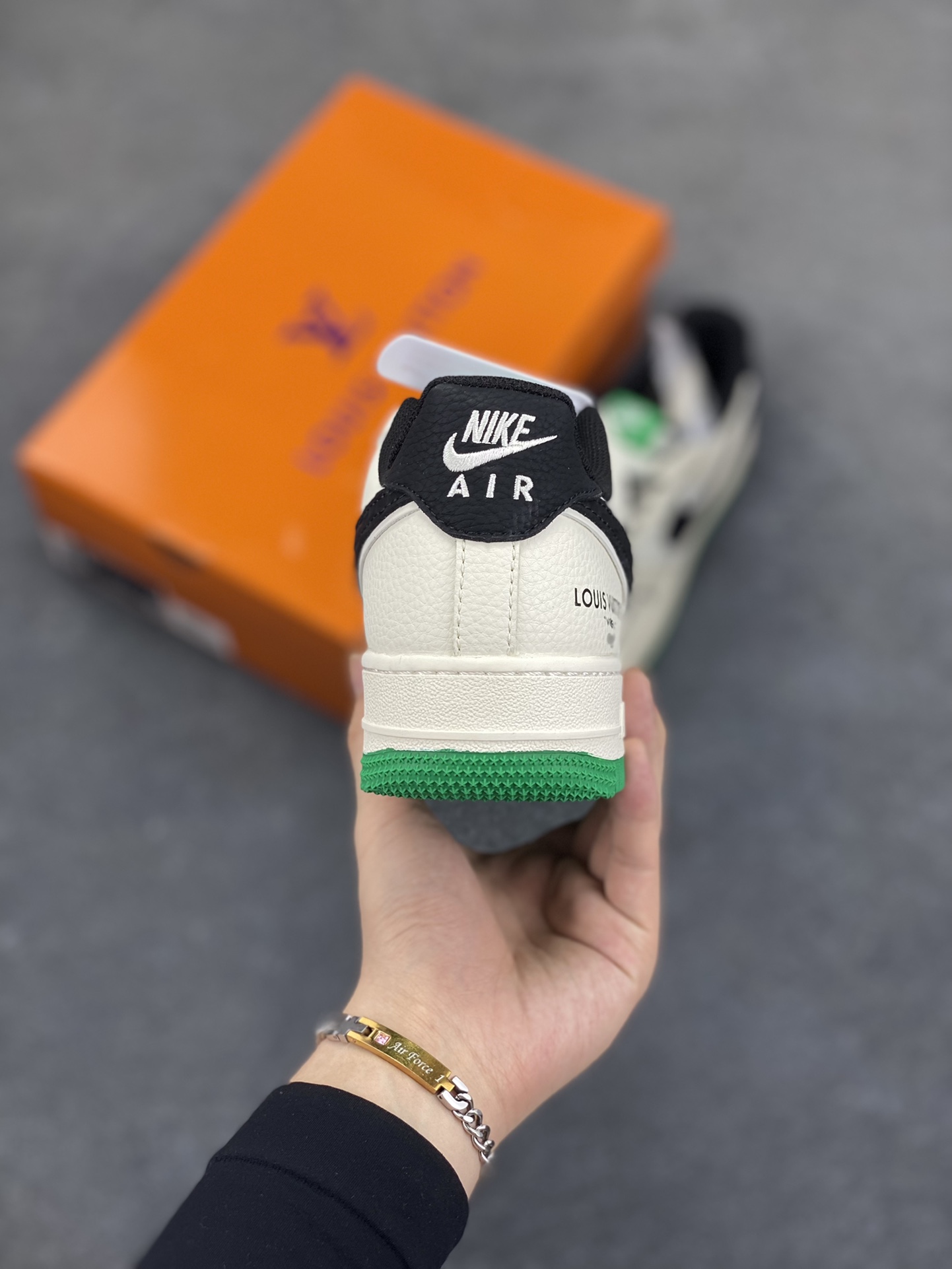 图片[4]-Nike Air Force 1 \’07 Low “LV联名——米黑鳞纹绿底”空军一号 低帮 运动鞋 休闲鞋 折边针车 工艺难度大 原楦头原纸板 原装鞋盒 定制五金配件 内置全掌气垫 原厂鞋底 货号：QW5836-008 尺码：36 36.5 37.5 38 38.5 39 40 40.5 41 42 42.5 43 44 44.5 45-选品中心