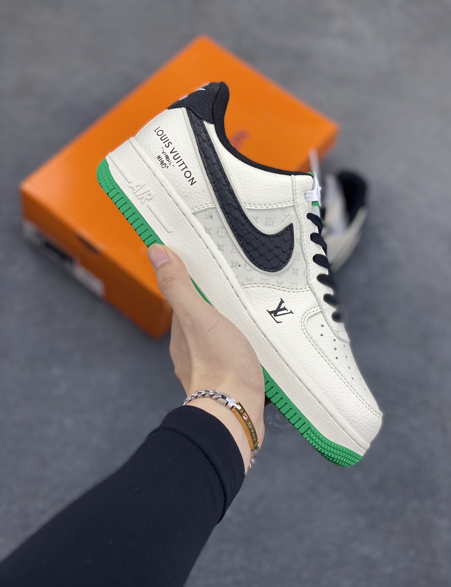 Nike Air Force 1 \’07 Low “LV联名——米黑鳞纹绿底”空军一号 低帮 运动鞋 休闲鞋 折边针车 工艺难度大 原楦头原纸板 原装鞋盒 定制五金配件 内置全掌气垫 原厂鞋底 货号:QW5836-008 尺码:36 36.5 37.5 38 38.5 39 40 40.5 41 42 42.5 43 44 44.5 45-选品中心