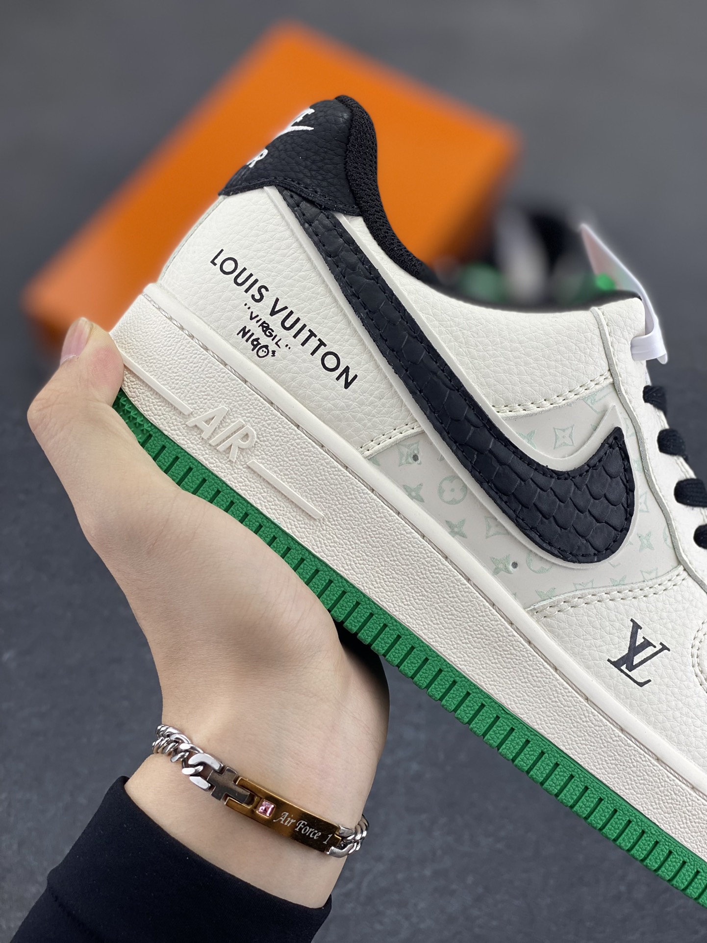 图片[6]-Nike Air Force 1 \’07 Low “LV联名——米黑鳞纹绿底”空军一号 低帮 运动鞋 休闲鞋 折边针车 工艺难度大 原楦头原纸板 原装鞋盒 定制五金配件 内置全掌气垫 原厂鞋底 货号：QW5836-008 尺码：36 36.5 37.5 38 38.5 39 40 40.5 41 42 42.5 43 44 44.5 45-选品中心