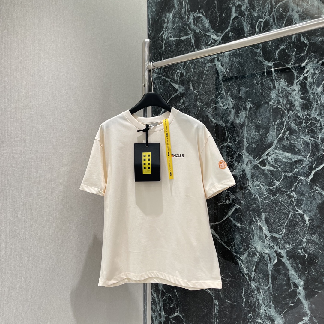Stylish Embroidered Women’s Suit with Round Collar T-shirt and Badge Detail - 图片 2