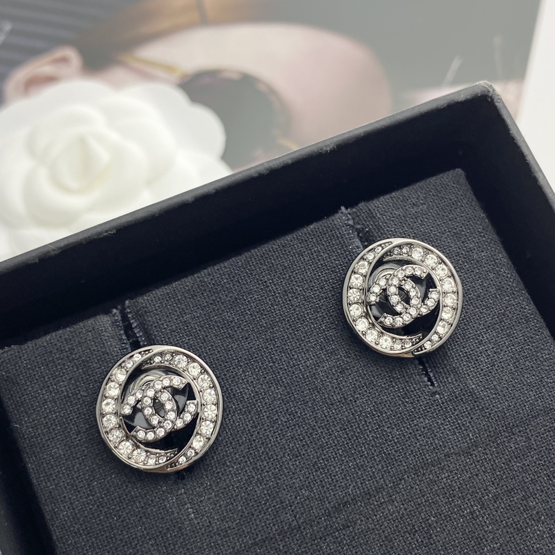 【今日新款】编码E3103   
🛍香奈儿耳钉热销🔥爆上新🆕🆕🆕
😎CHAN 25  镂空圆形满钻双c纽