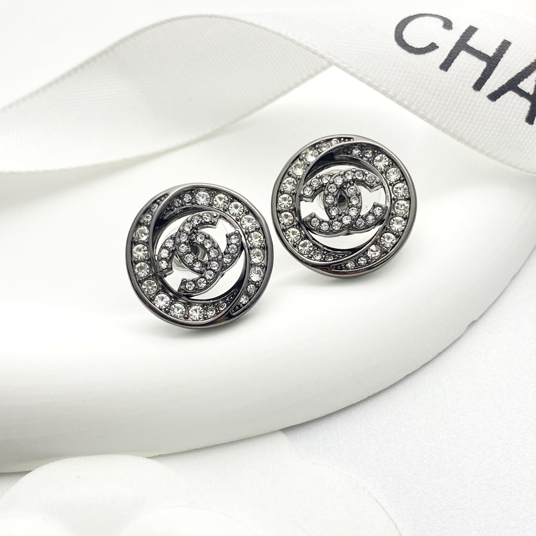 【今日新款】编码E3103   
🛍香奈儿耳钉热销🔥爆上新🆕🆕🆕
😎CHAN 25  镂空圆形满钻双c纽