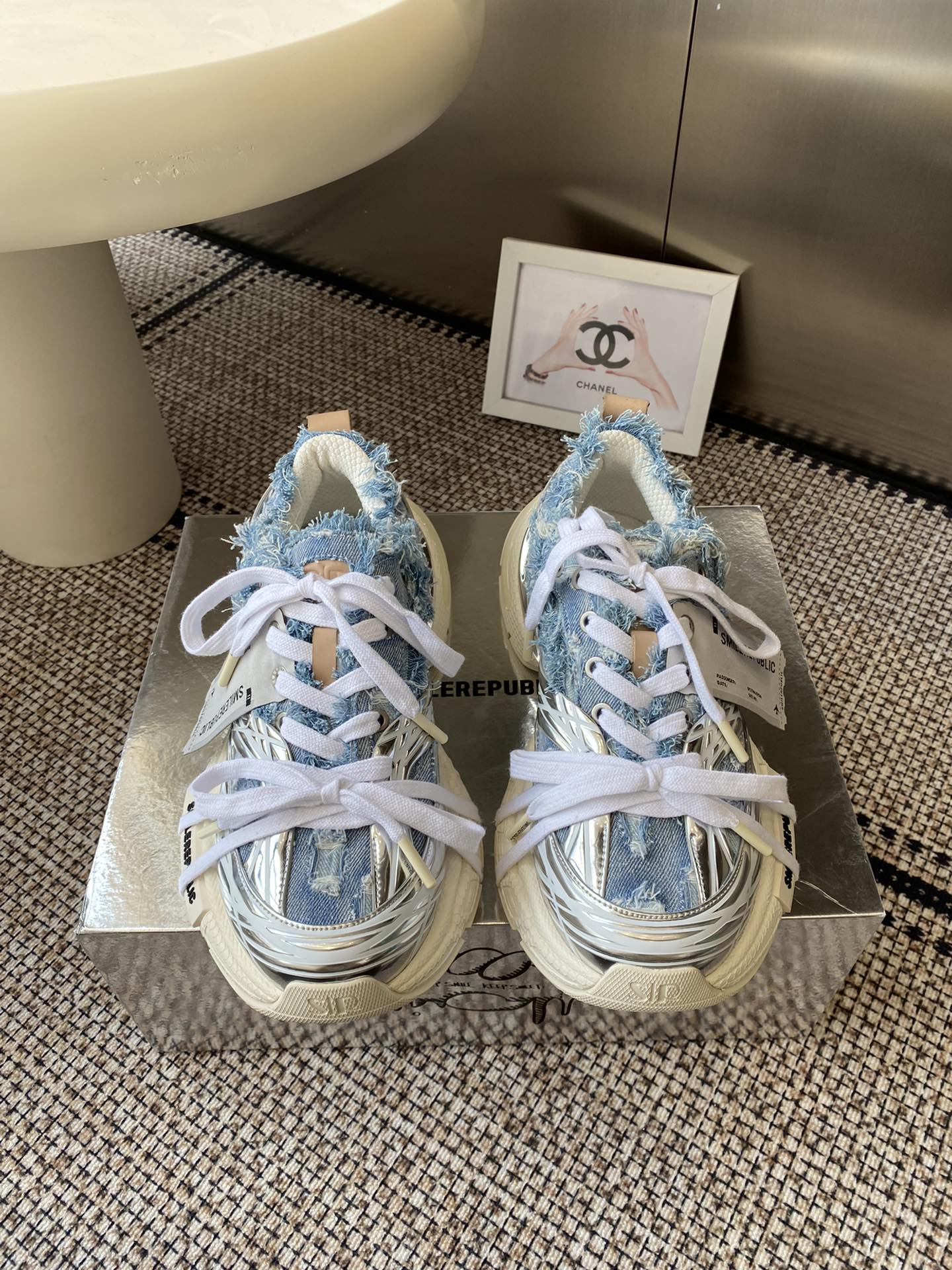 NO:511886,SMILEREPUBLIC Dad Shoes Opening Smiling Dad Shoes Wang Ziqi's same style dad shoes are worn under the feet. Every step is art, just like a rock musician playing free movement on the upper. Every splicing is not a simple material superposition, but a bold deconstruction and reinterpretation of traditional shoes. ＞Upper material original technology leather + breathable mesh > Insole material mesh fabric >Sole material original open mold rubber combination sole ＞Shoe size purchase 35-45 (women 40 men 45 custom-made, no return or exchange), Dad Shoes19860909SMILEREPUBLIC 开口笑老爹鞋 王子奇同款老爹鞋穿在脚下的流动美术馆,每一步皆是艺术如同摇滚乐手在鞋面上奏响自由的乐章每一处拼接都不是简单的材质叠加而是一次对传统鞋款的大胆解构与重新诠释 ＞鞋面材质原版科技皮＋透气网 >鞋垫材质网布 >鞋底材质原版开模橡胶组合底 ＞鞋码选购35-45（女40男45订做不退不换）,老爹鞋,Women's Shoes