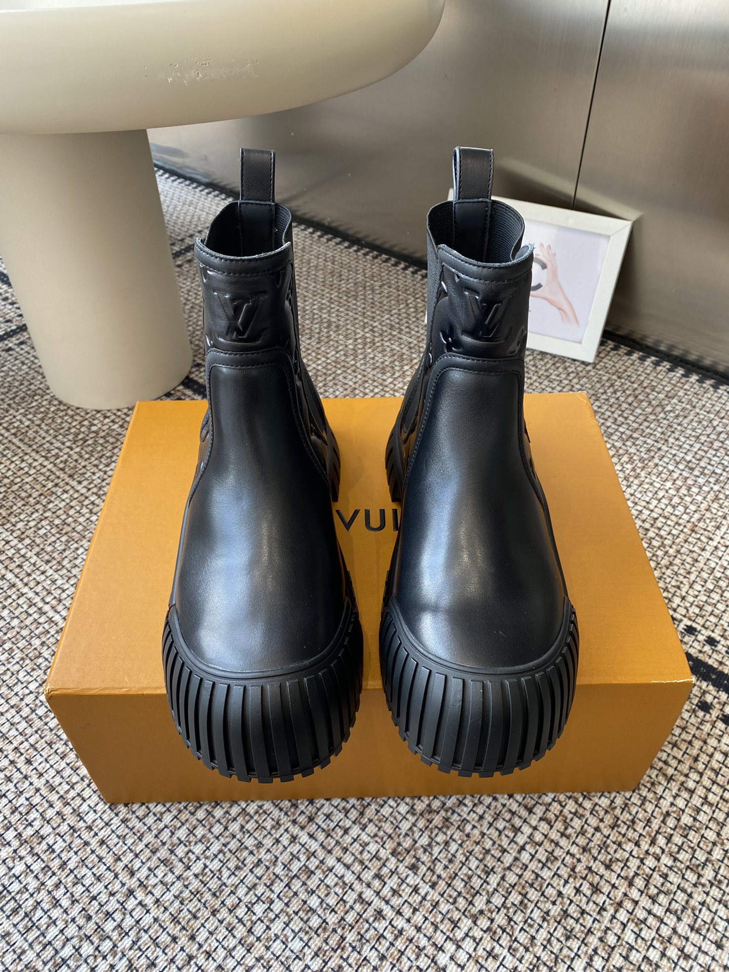 NO:511883,LV Louis Vuitton RUBY Flat-soled Chelsea ankle boots This Ruby flat-soled Chelsea ankle boots are paired with cowhide leather with thick vertical rubber outsole, and the avant-garde brushstrokes interpret the classic design of Chelsea boots. The front LV Circle rubber logo and the rear Louis Vuitton logo highlight the brand style. Cowhide leather elastic side circle rubber outsole LV Circle logo heel embellishes Louis Vuitton logo Monogram lacquered canvas rear strap size 35-40 (40 custom made without return or replacement), boots, louis vuitton, louis vuitton, boots, cowhide19860909LV 路易威登 RUBY 平底切尔西及踝靴 本款 Ruby 平底切尔西及踝靴为牛皮革搭配厚实的竖纹橡胶外底,以前卫笔触演绎切尔西靴的经典设计.正面 LV Circle 橡胶标识和后部路易威登标识一道彰显品牌格调. 牛皮革 弹力侧围 橡胶外底 LV Circle 标识 鞋跟点缀路易威登标识 Monogram 漆面帆布后袢带 码数35-40（40订做不退不换）,靴子,louis vuitton,louis vuitton,boots,cowhide,Women's Shoes