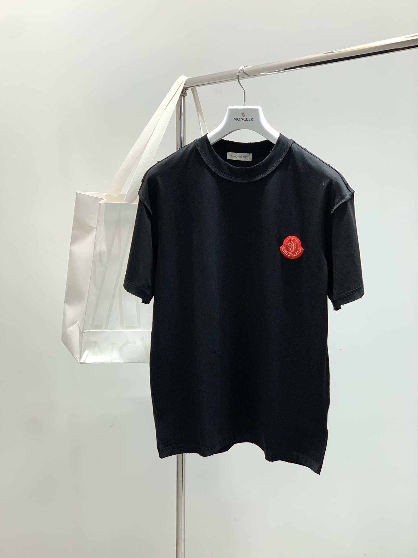 NO:459027,,Moncler cover, the latest product in 2025 summer, the counter is available for sale in the original order, fashionable and casual round neck short-sleeved T-shirt, comfortable upper body!  Eye-catching and highlighted, using imported original fabric, top-grade printed craft letter pattern logo, simple but not lacking in fashion, fashionable and handsome upper body, 2 colors recommended, S-3XL, Moncler, T-shirt, tees, t-shirt, alexander wang19860909,Moncler 蒙口,2025夏季最新品,专柜同步有售原单狠货,时尚休闲圆领短袖T恤,上身舒适！吸睛而有亮点,采用进口原版面料,顶级印花工艺字母图案logo,简单而不失时尚,上身时尚帅气,2色推荐,码数S-3XL,,Moncler,T-shirt,tees，t-shirt,alexander wang,Men's clothing