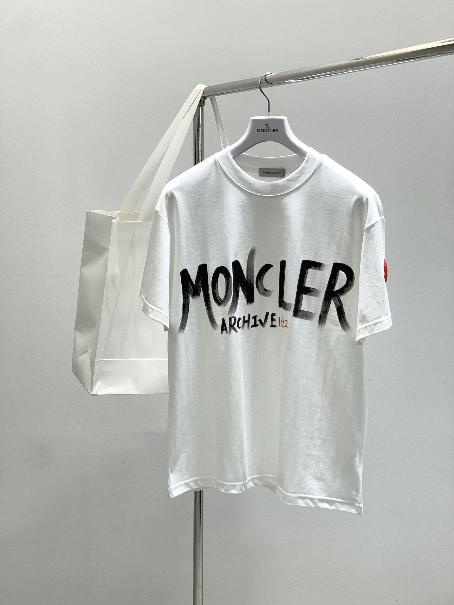 NO:459023,,Moncler cover, the latest product in 2025 summer, the counter is available for sale in the original order, fashionable and casual round neck short-sleeved T-shirt, comfortable upper body!  Eye-catching and highlighted, using imported original fabric, top-grade printed craft letter pattern logo, simple but not lacking in fashion, fashionable and handsome upper body, 2 colors recommended, S-3XL, Moncler, T-shirt, tees, t-shirt, alexander wang19860909,Moncler 蒙口,2025夏季最新品,专柜同步有售原单狠货,时尚休闲圆领短袖T恤,上身舒适！吸睛而有亮点,采用进口原版面料,顶级印花工艺字母图案logo,简单而不失时尚,上身时尚帅气,2色推荐,码数S-3XL,,Moncler,T-shirt,tees，t-shirt,alexander wang,Men's clothing