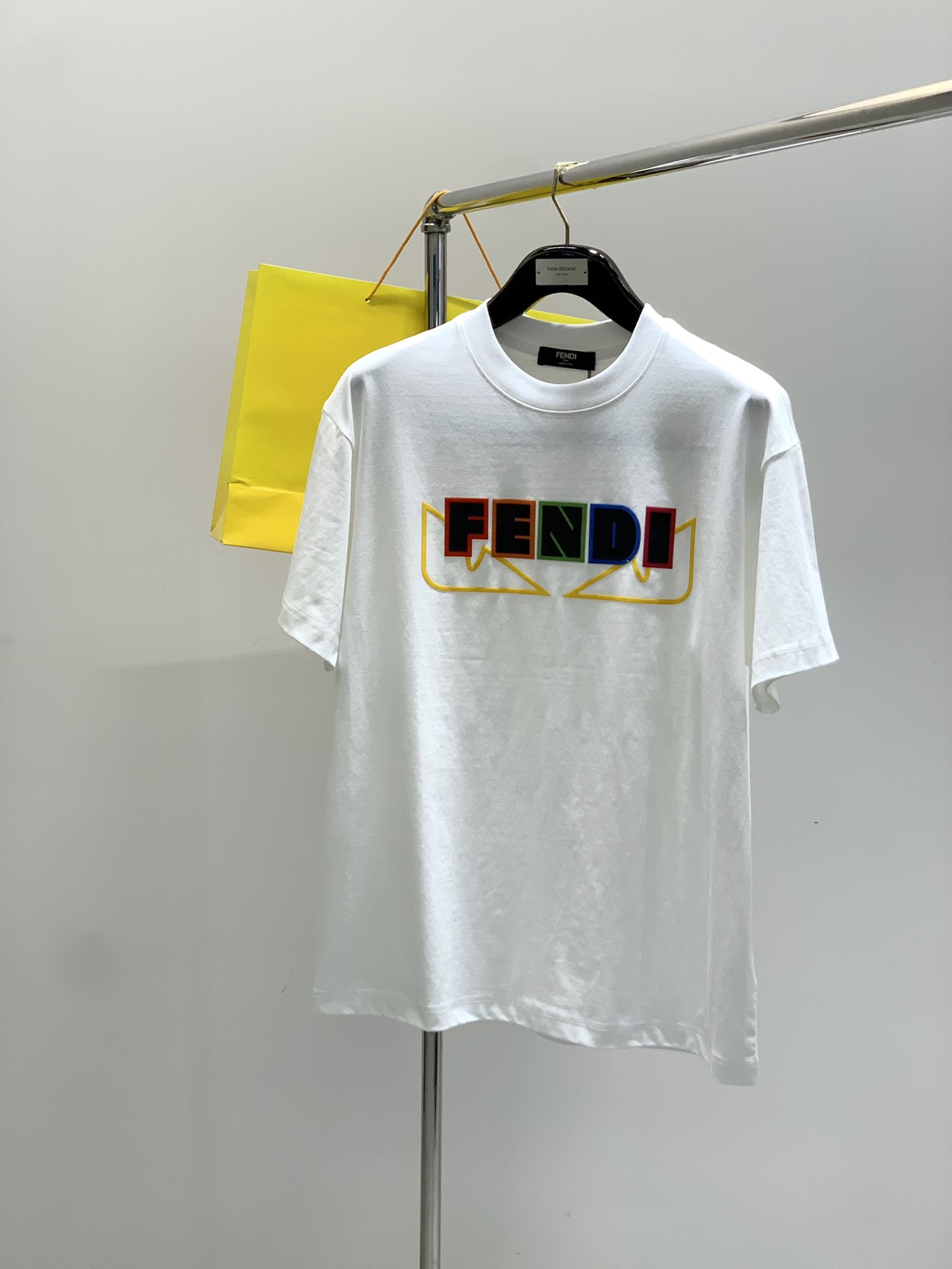 NO:459025,,FENDI Fendi, the latest summer products in 2025, special counters are available at the same time, original singles, casual and fashionable round neck short-sleeved T-shirt, imported original fabric, top-grade printing craft letter pattern logo, unique design, comfortable and breathable upper body, extremely high grade, handsome upper body, 2 colors recommendation, S-3XL,,fendi,fendi,T-shirt,tees,t-shirt,alexander wang19860909,FENDI 芬迪,2025夏季最新品,专柜同步有售,原单狠货,休闲时尚圆领短袖T恤,进口原版面料,顶级印花工艺字母图案logo,独特设计,上身舒适透气,档次极高,上身帅气十足,2色推荐,码数S-3XL,,fendi,fendi,T-shirt,tees，t-shirt,alexander wang,Men's clothing