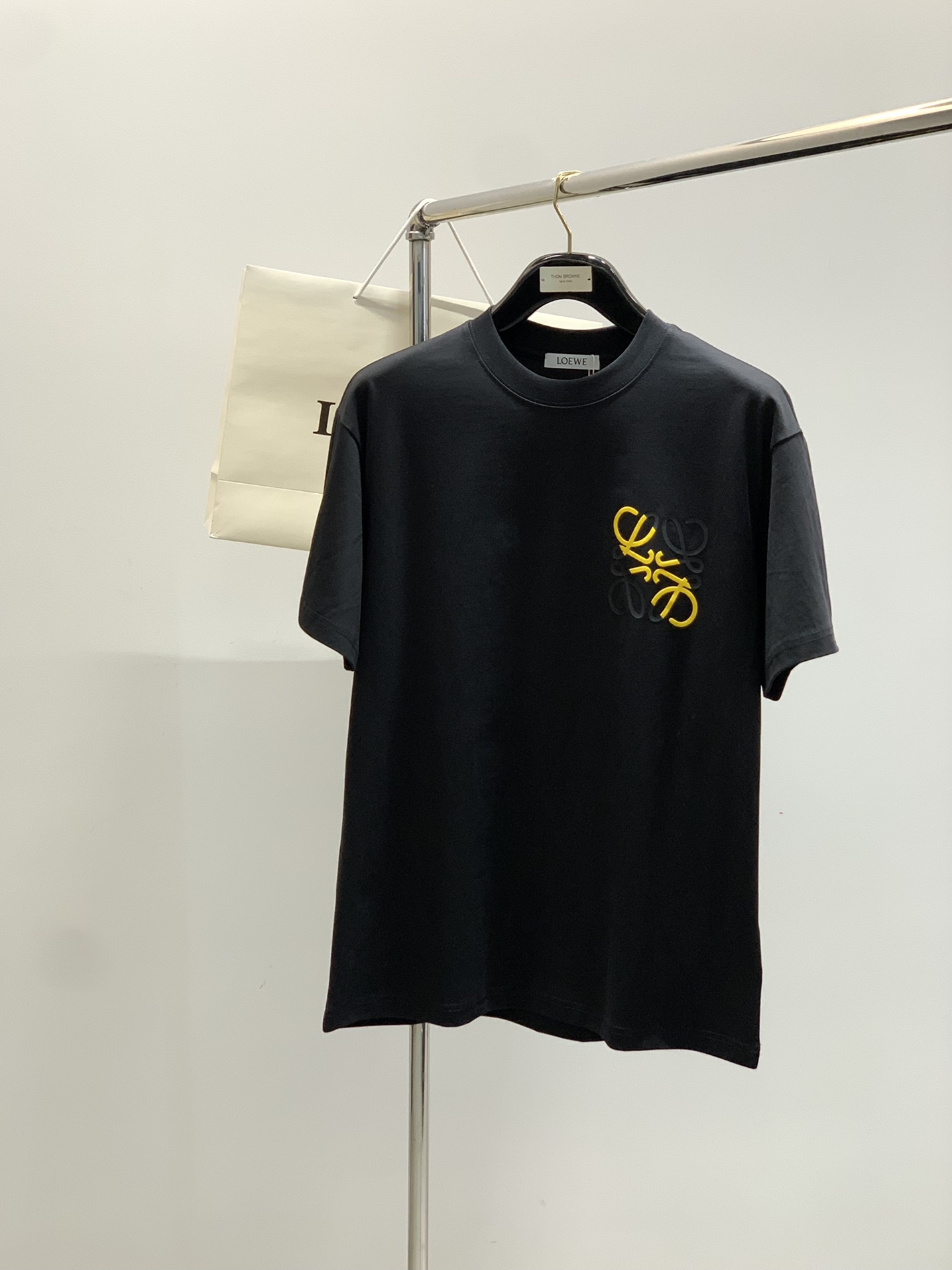 NO:459033,,Loewe, the latest model for summer 2025, available at the counter at the same time, original single product, fashionable and casual round neck short-sleeved T-shirt, very distinctive on the upper body!  Eye-catching and highlighted, imported original fabric, top-level printing craft letter pattern decorative logo, simple but not lacking in fashion, classic and atmospheric, comfortable and breathable, handsome and stylish on the upper body, 2 colors recommended, code number S-3xl,,loewe,loewe,T-shirt,tees,t-shirt,alexander wang19860909,Loewe 罗意威,2025夏季最新款,专柜同步有售,原单狠货,时尚休闲圆领短袖T恤,上身很有特点！吸睛而有亮点,进口原版面料,顶级印花工艺字母图案装饰Logo,简单而不失时尚,经典大气,舒适透气,上身帅气有型,2色推荐,码数S-3xl,,loewe,loewe,T-shirt,tees，t-shirt,alexander wang,Men's clothing