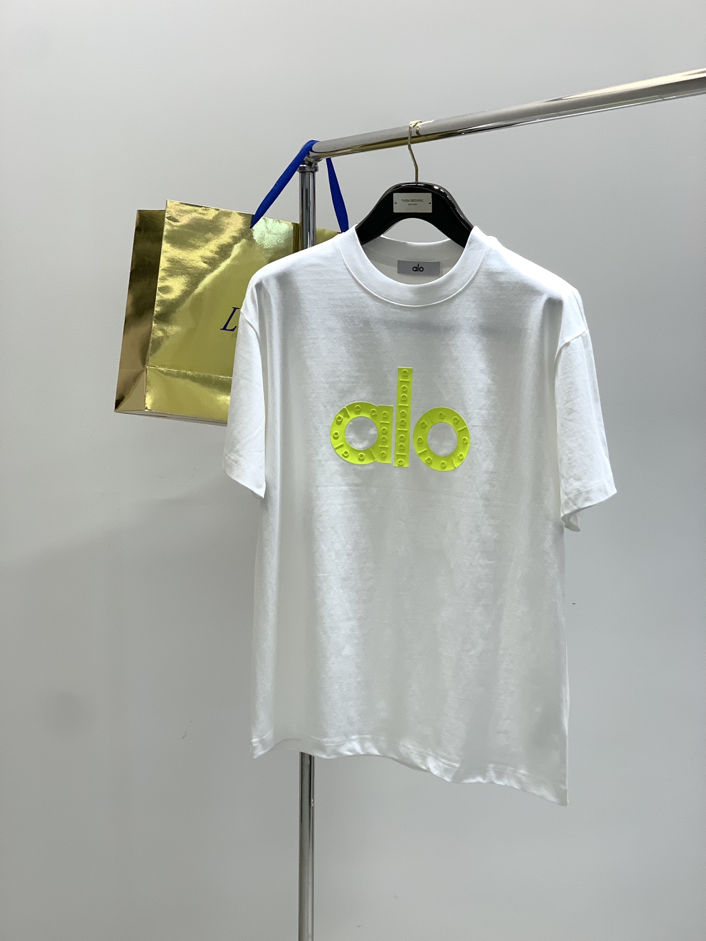 NO:459036,,alo Alo, the latest model in 2025 summer, available at the counter at the same time, original single ruthless product, fashionable and casual round neck short-sleeved T-shirt, very distinctive on the upper body!  Eye-catching and highlighted, imported original fabric, top-level printing craft letter pattern decorative logo, simple but not lacking in fashion, classic and atmospheric, comfortable and breathable, handsome and stylish on the upper body, 2 colors recommended, S-3XL, T-shirt,tees, t-shirt,alexander wang19860909,alo 阿洛,2025夏季最新款,专柜同步有售,原单狠货,时尚休闲圆领短袖T恤,上身很有特点！吸睛而有亮点,进口原版面料,顶级印花工艺字母图案装饰Logo,简单而不失时尚,经典大气,舒适透气,上身帅气有型,2色推荐,码数S-3XL,,T-shirt,tees，t-shirt,alexander wang,Men's clothing