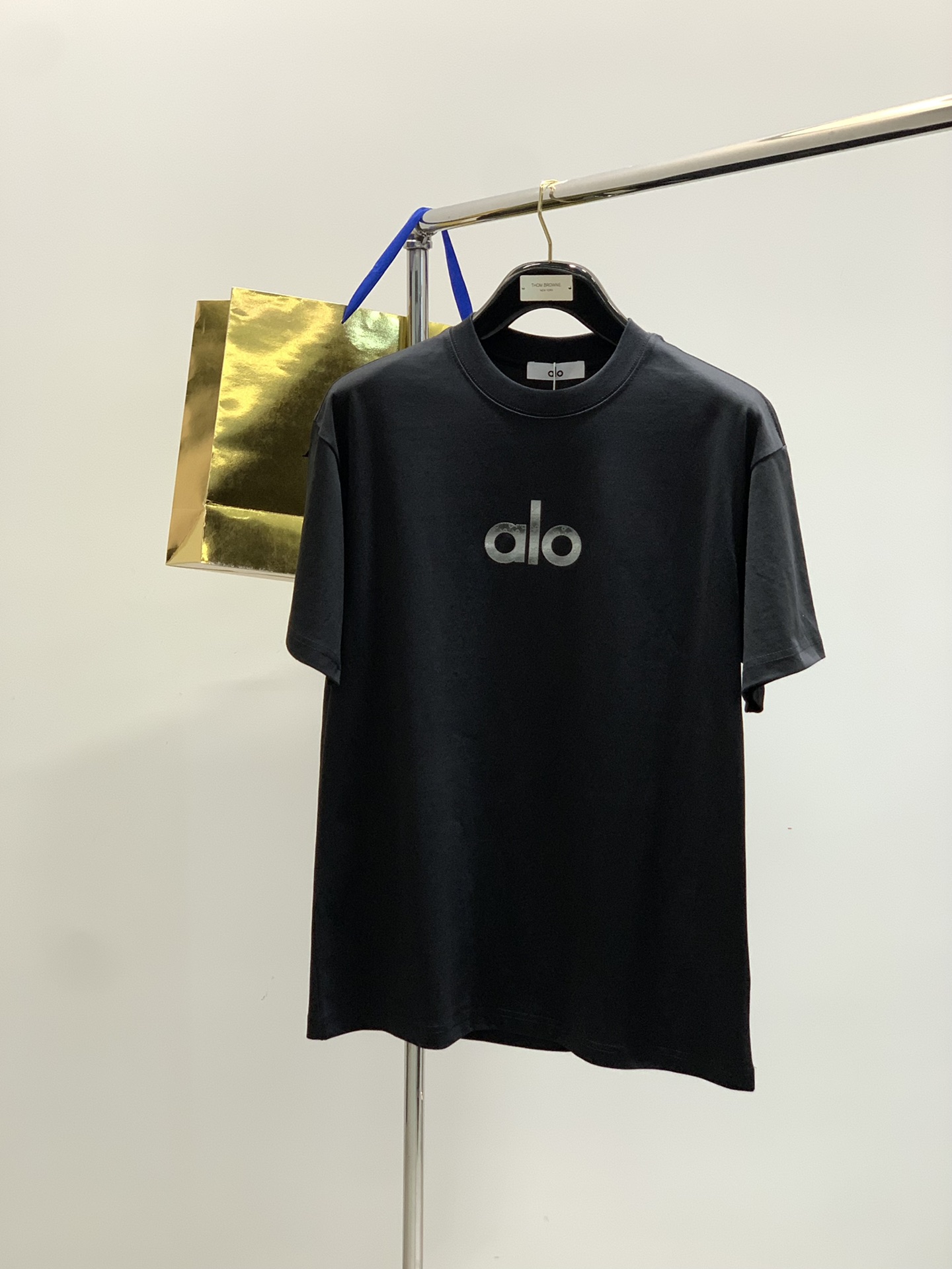 NO:459030,,alo Alo, the latest model in 2025 summer, available at the counter at the same time, original single ruthless product, fashionable and casual round neck short-sleeved T-shirt, very distinctive on the upper body!  Eye-catching and highlighted, imported original fabric, top-level printing craft letter pattern decorative logo, simple but not lacking in fashion, classic and atmospheric, comfortable and breathable, handsome and stylish on the upper body, 2 colors recommended, S-3XL, T-shirt,tees, t-shirt,alexander wang19860909,alo 阿洛,2025夏季最新款,专柜同步有售,原单狠货,时尚休闲圆领短袖T恤,上身很有特点！吸睛而有亮点,进口原版面料,顶级印花工艺字母图案装饰Logo,简单而不失时尚,经典大气,舒适透气,上身帅气有型,2色推荐,码数S-3XL,,T-shirt,tees，t-shirt,alexander wang,Men's clothing