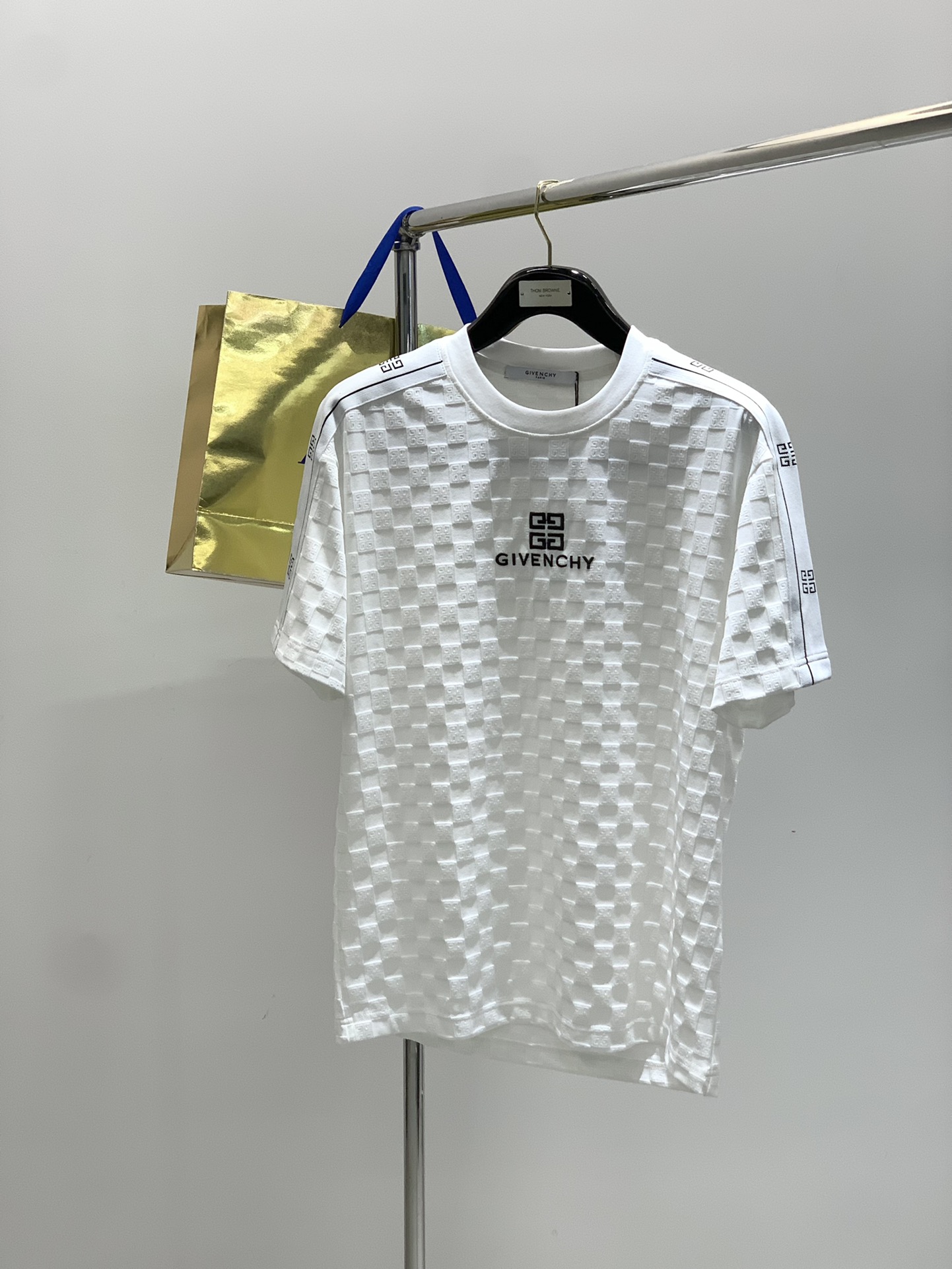 High-End Embroidered White Suit Set with Classic Typography Design, Sizes M-4XL - 图片 1