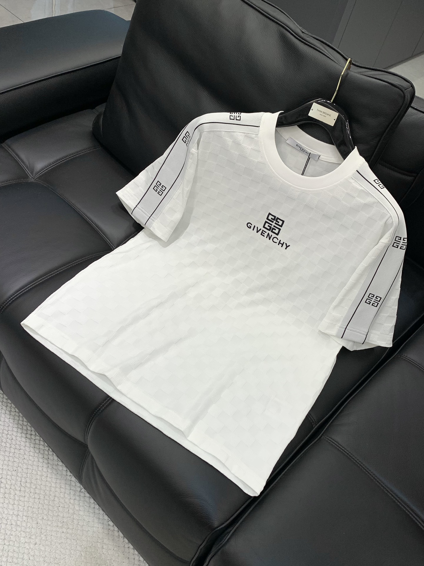 High-End Embroidered White Suit Set with Classic Typography Design, Sizes M-4XL - 图片 3