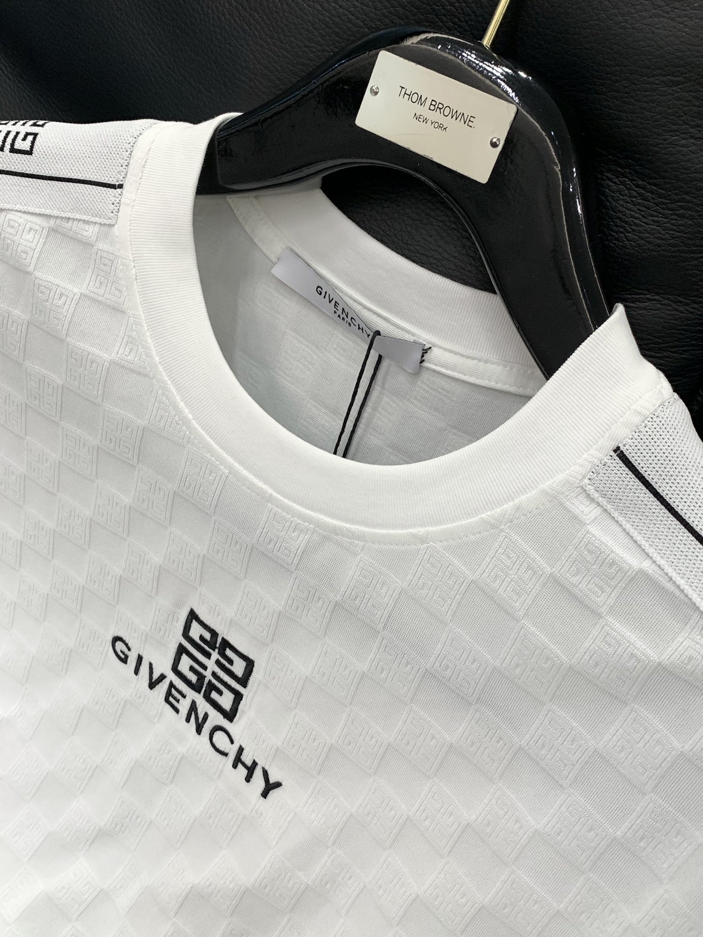 High-End Embroidered White Suit Set with Classic Typography Design, Sizes M-4XL - 图片 4