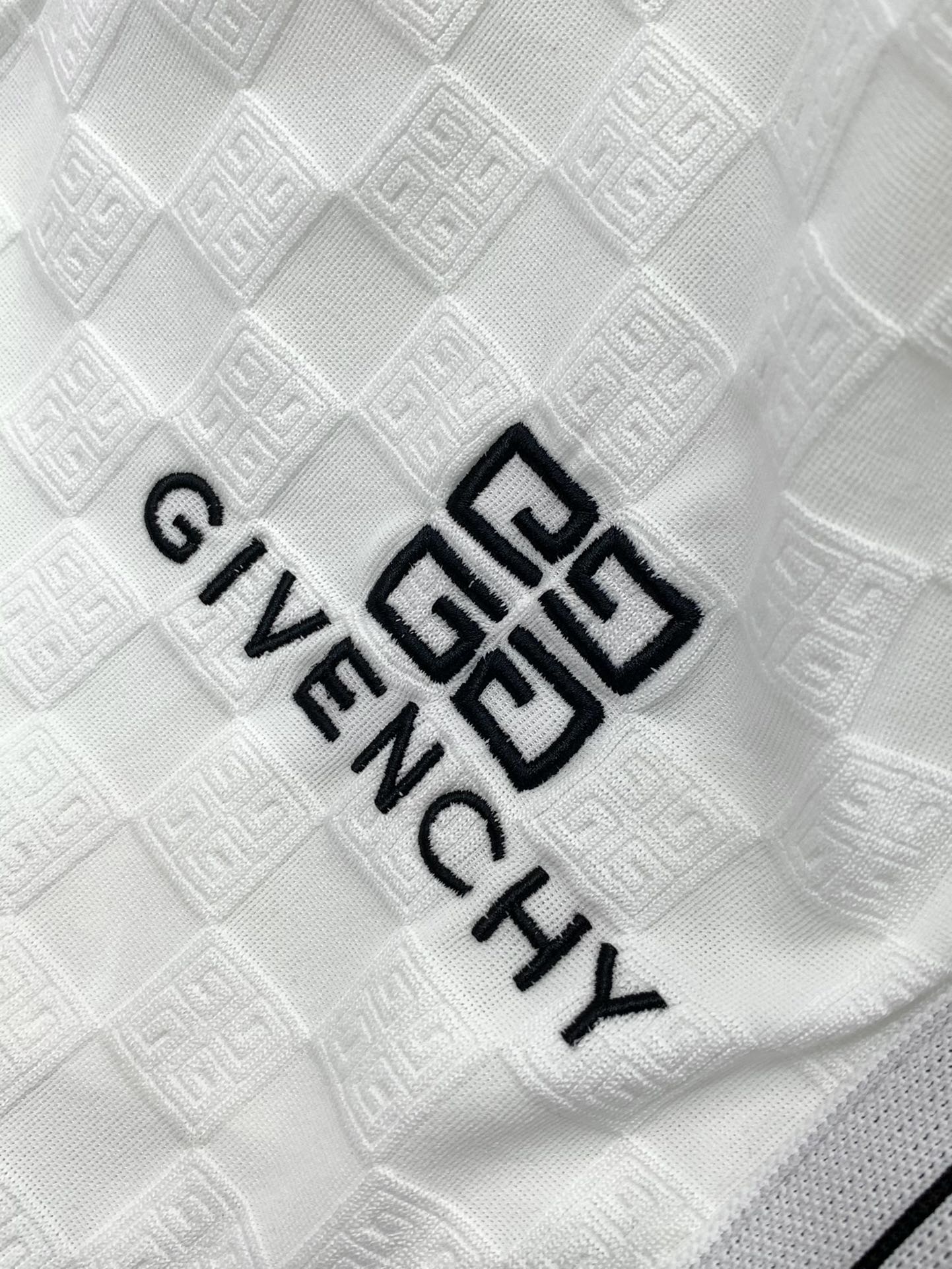 High-End White Suit with Classic Typography and Finely Embroidered Design - 图片 5