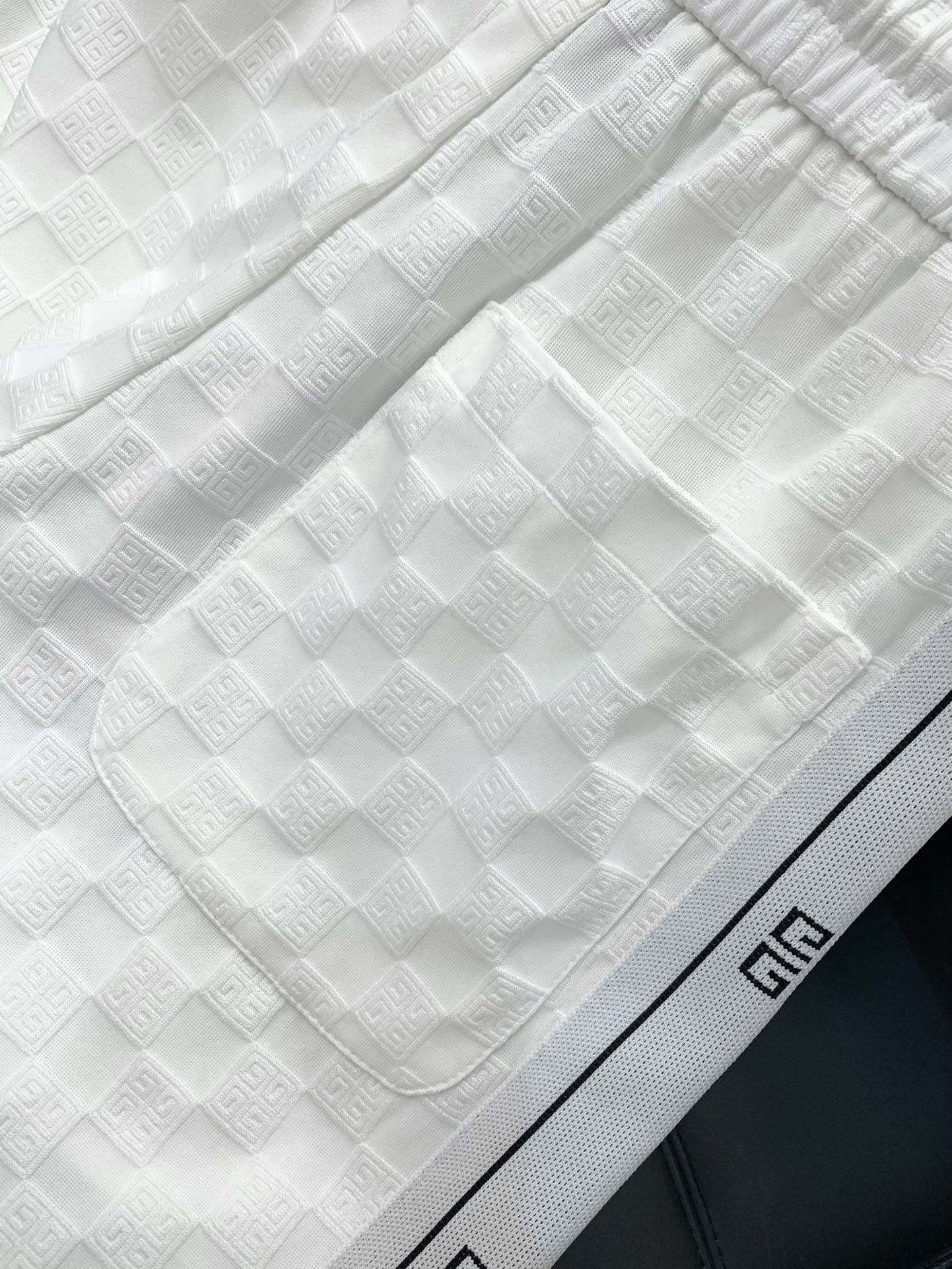 High-End White Suit with Classic Typography and Finely Embroidered Design - 图片 8