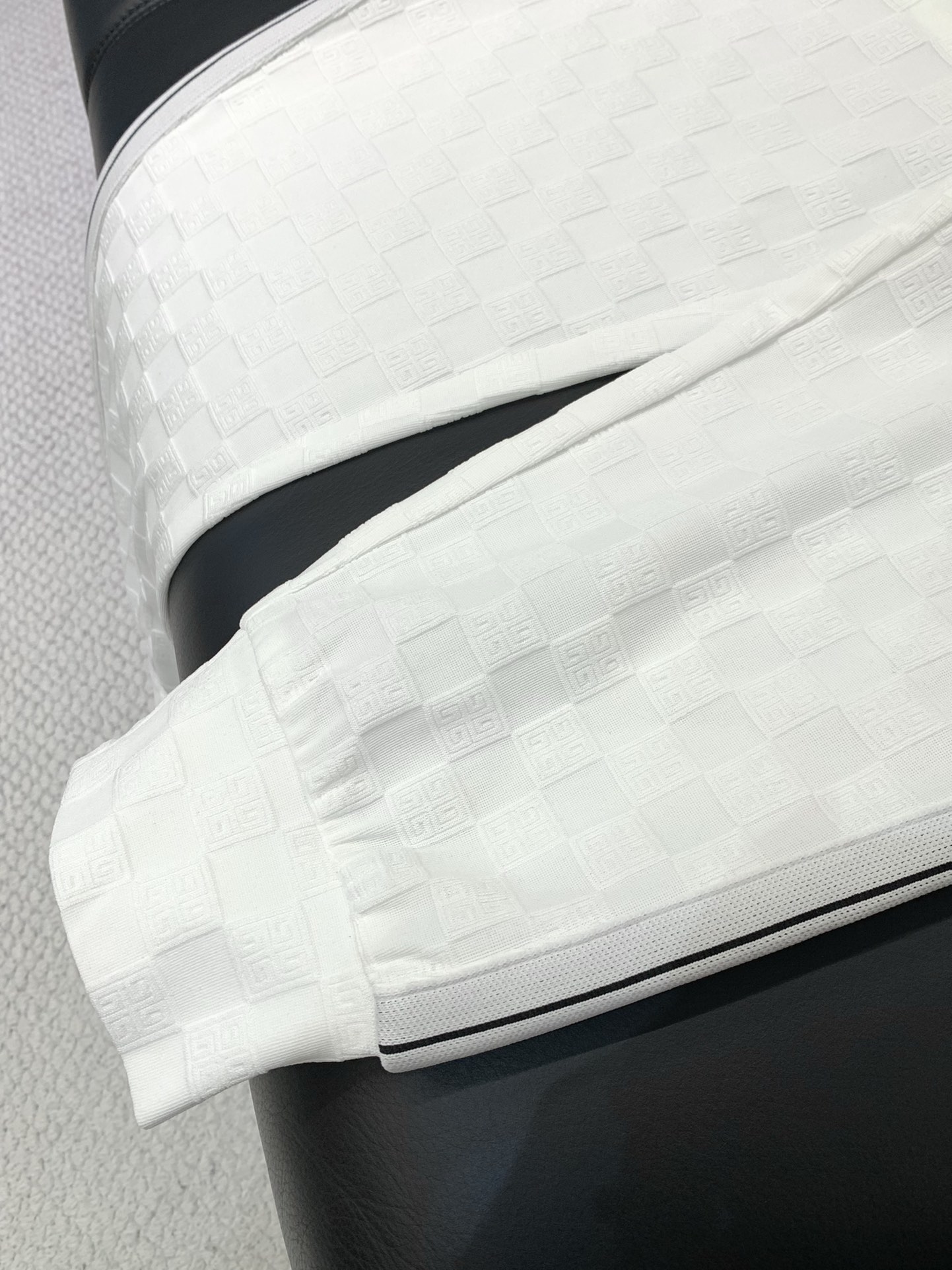 High-End White Suit with Classic Typography and Finely Embroidered Design - 图片 7