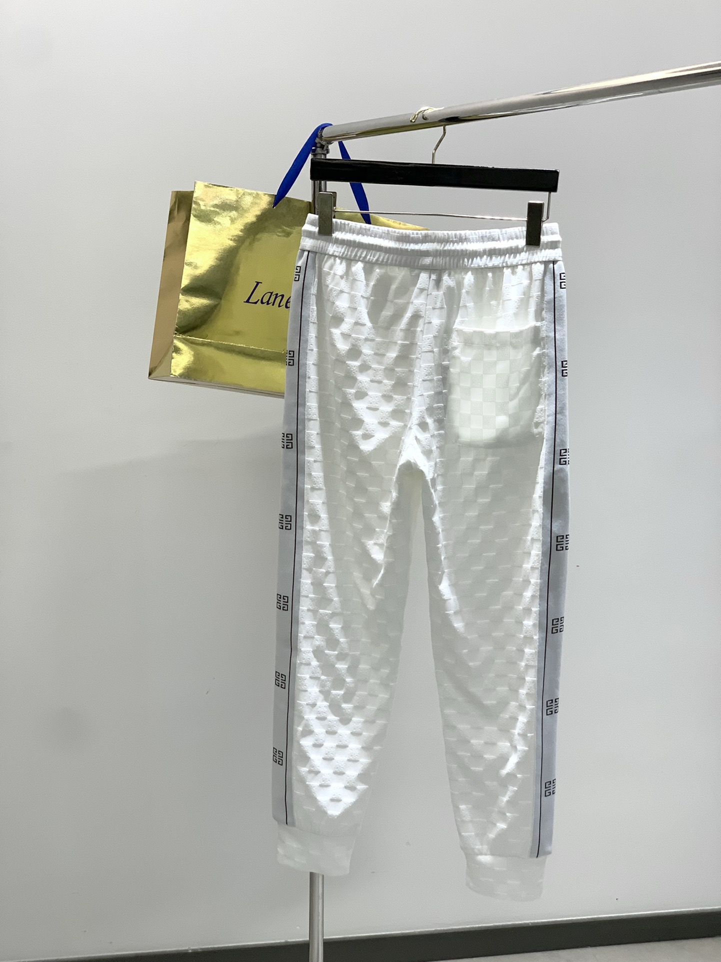 High-End White Suit with Classic Typography and Finely Embroidered Design - 图片 2