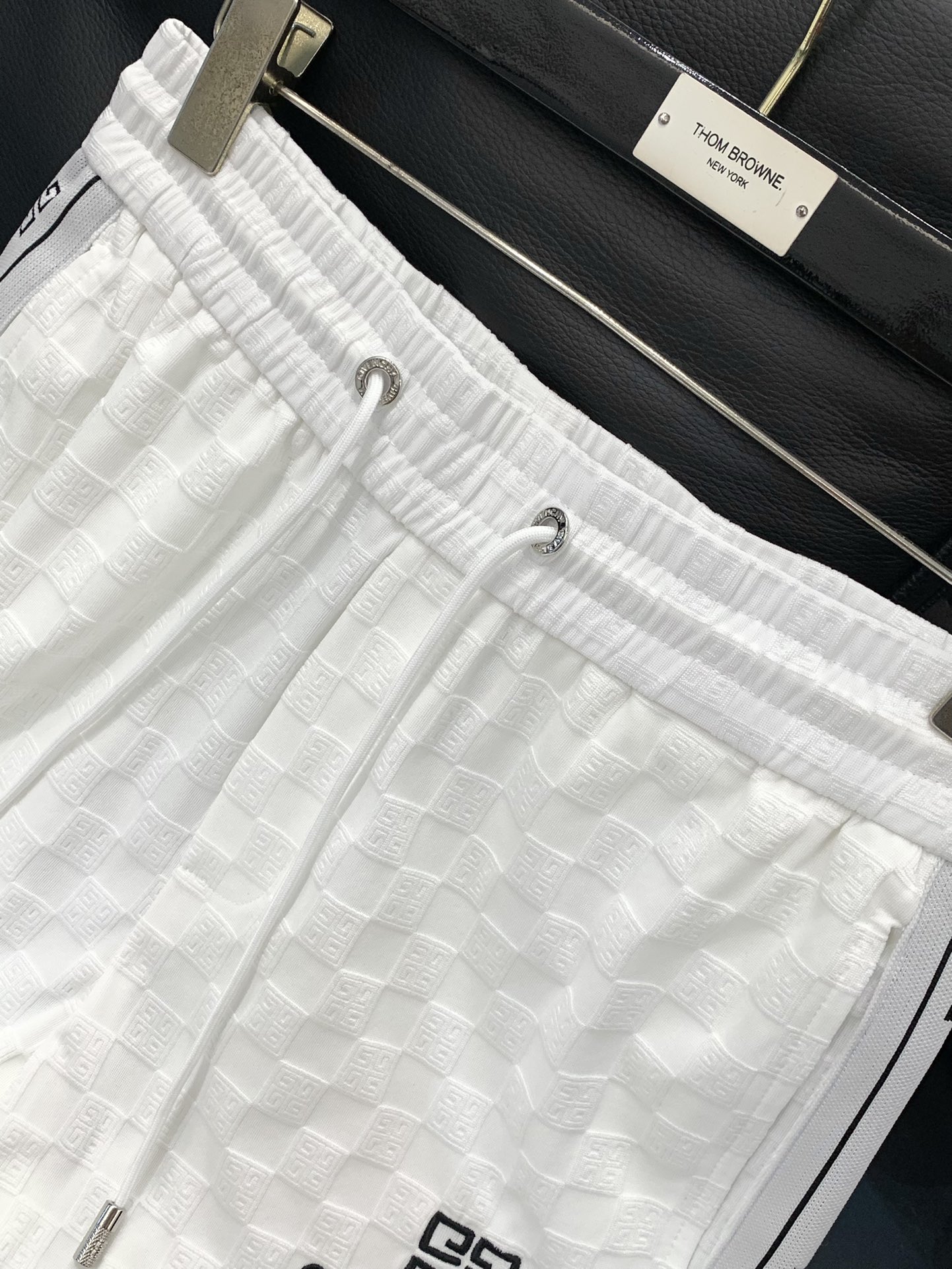 High-End White Suit with Classic Typography and Finely Embroidered Design - 图片 3