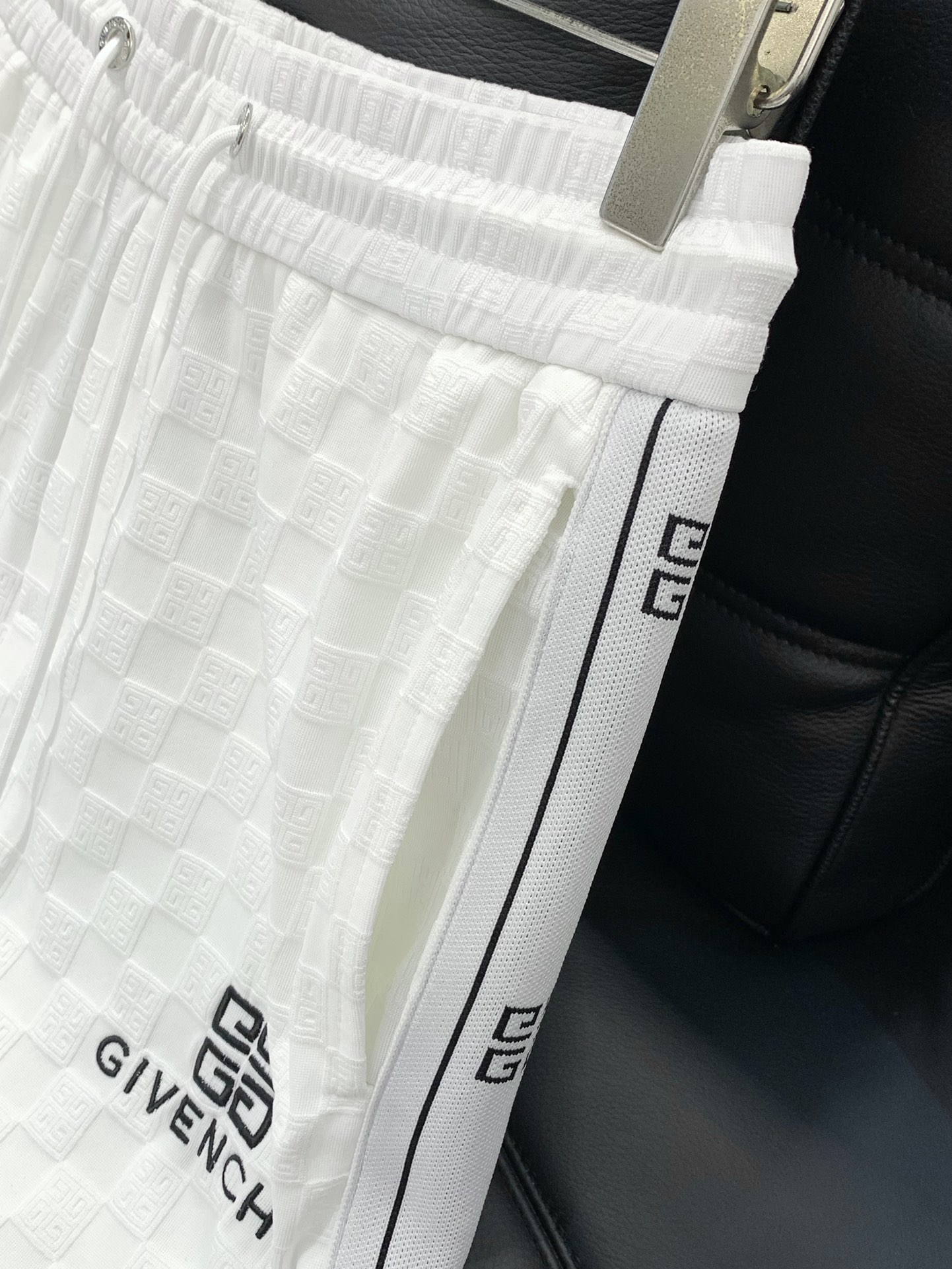 High-End White Suit with Classic Typography and Finely Embroidered Design - 图片 4