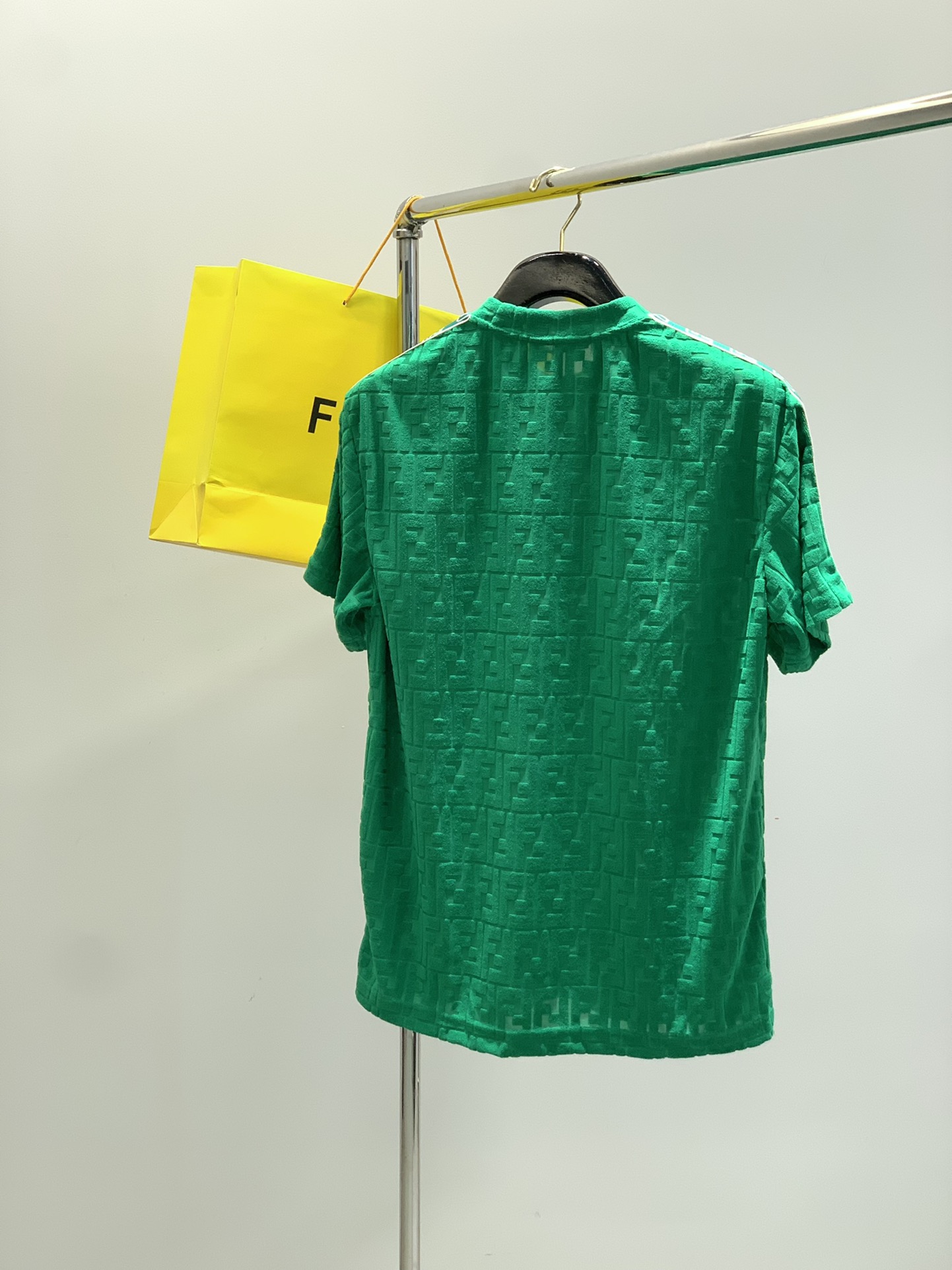 Fenti’s Latest Green Suit: High-End Embroidery and Classic Design in M-4XL Sizes - 图片 2