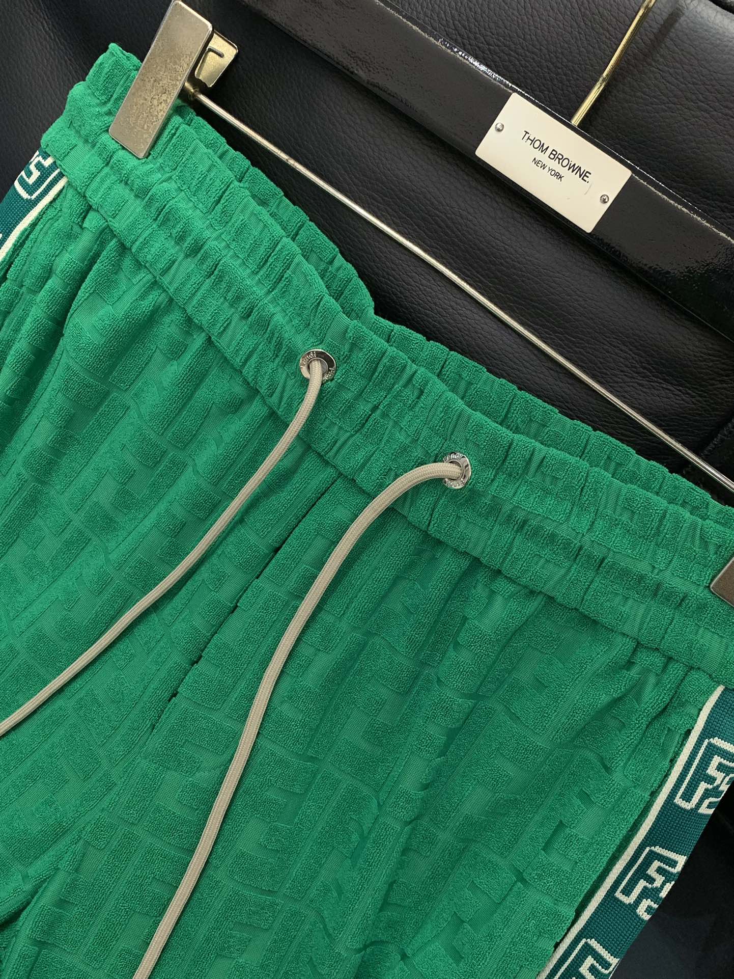 Fenti’s Latest Green Suit with High-End Embroidery Techniques in Classic Design - 图片 3