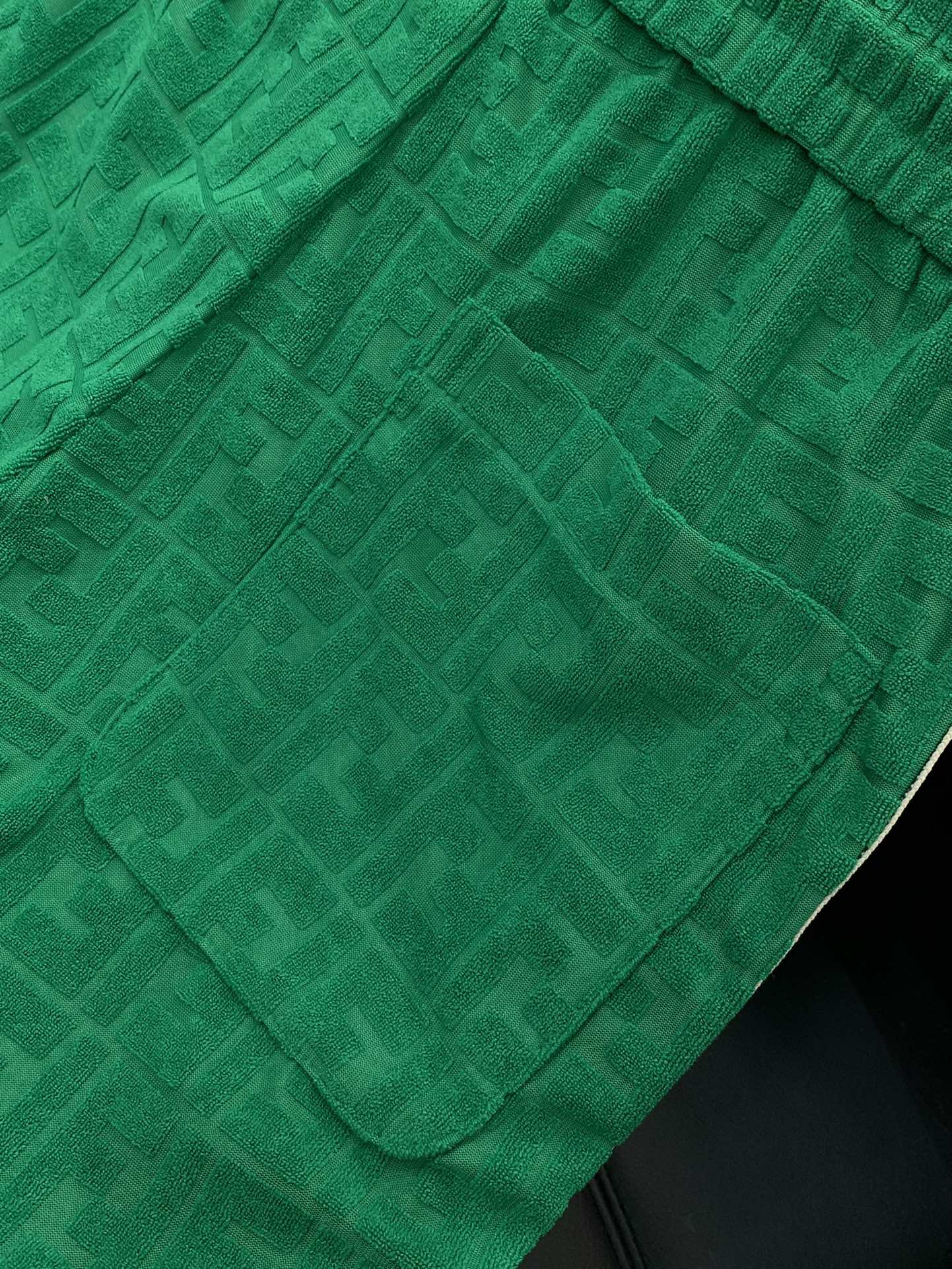 Fenti’s Latest Green Suit with High-End Embroidery Techniques in Classic Design - 图片 8