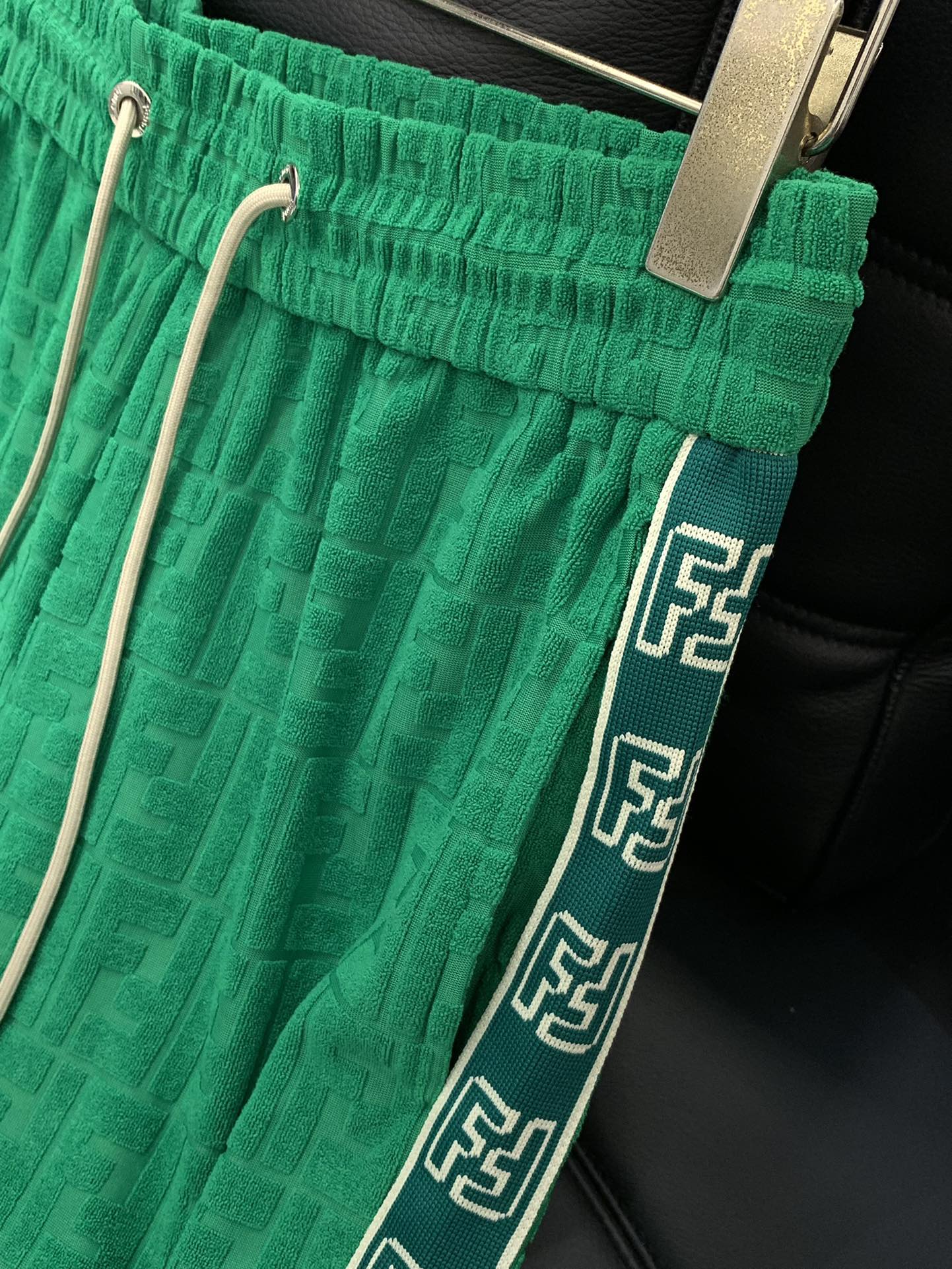 Fenti’s Latest Green Suit with High-End Embroidery Techniques in Classic Design - 图片 4
