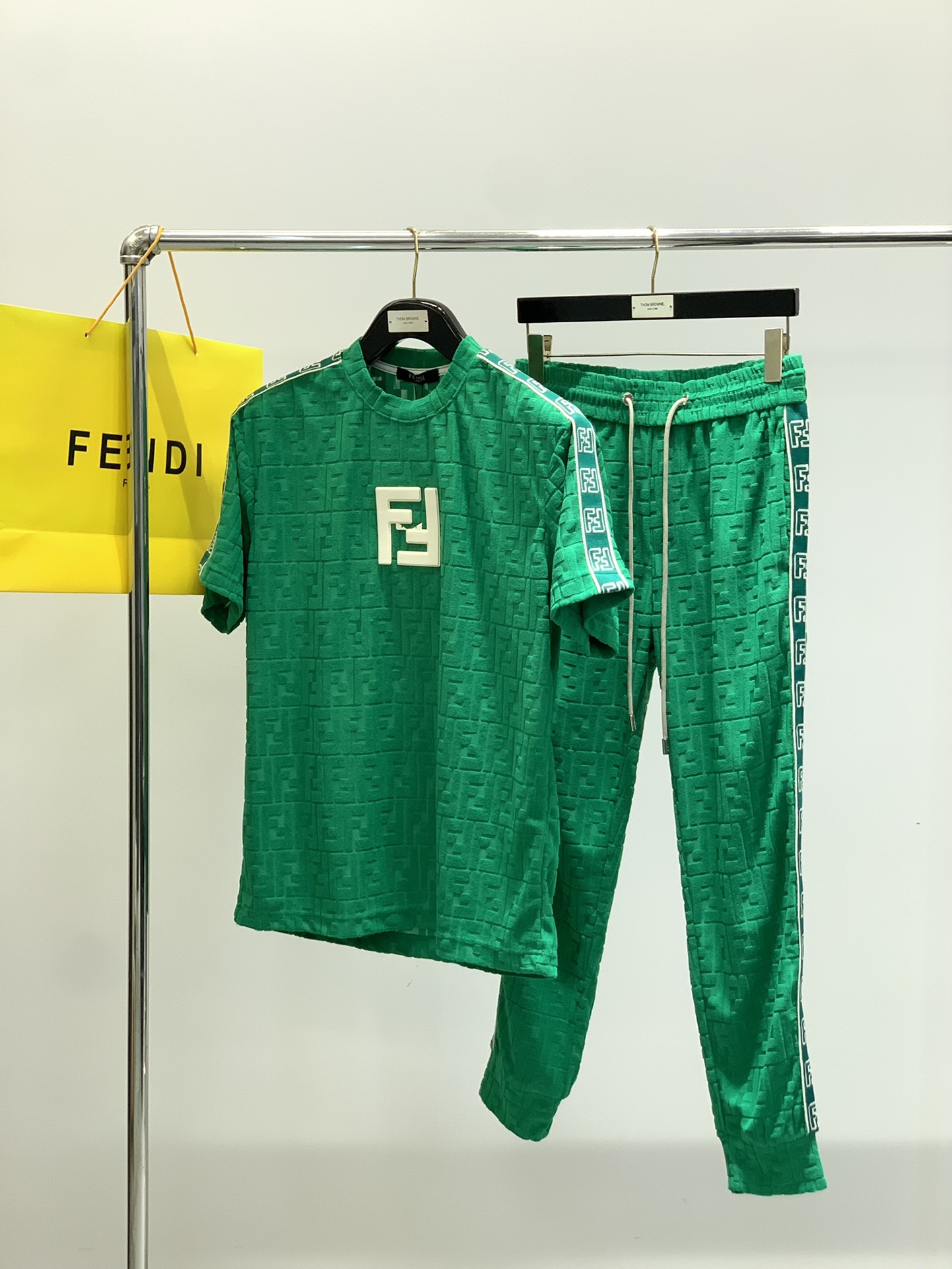 Fenti’s Latest Green Suit with High-End Embroidery Techniques in Classic Design - 图片 9