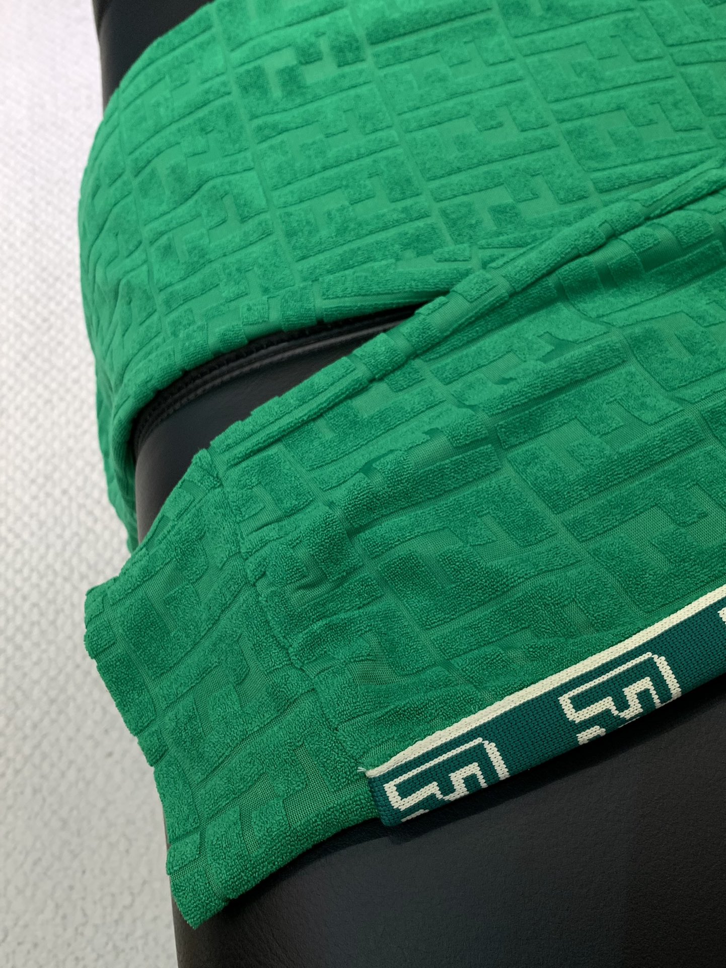 Fenti’s Latest Green Suit with High-End Embroidery Techniques in Classic Design - 图片 7