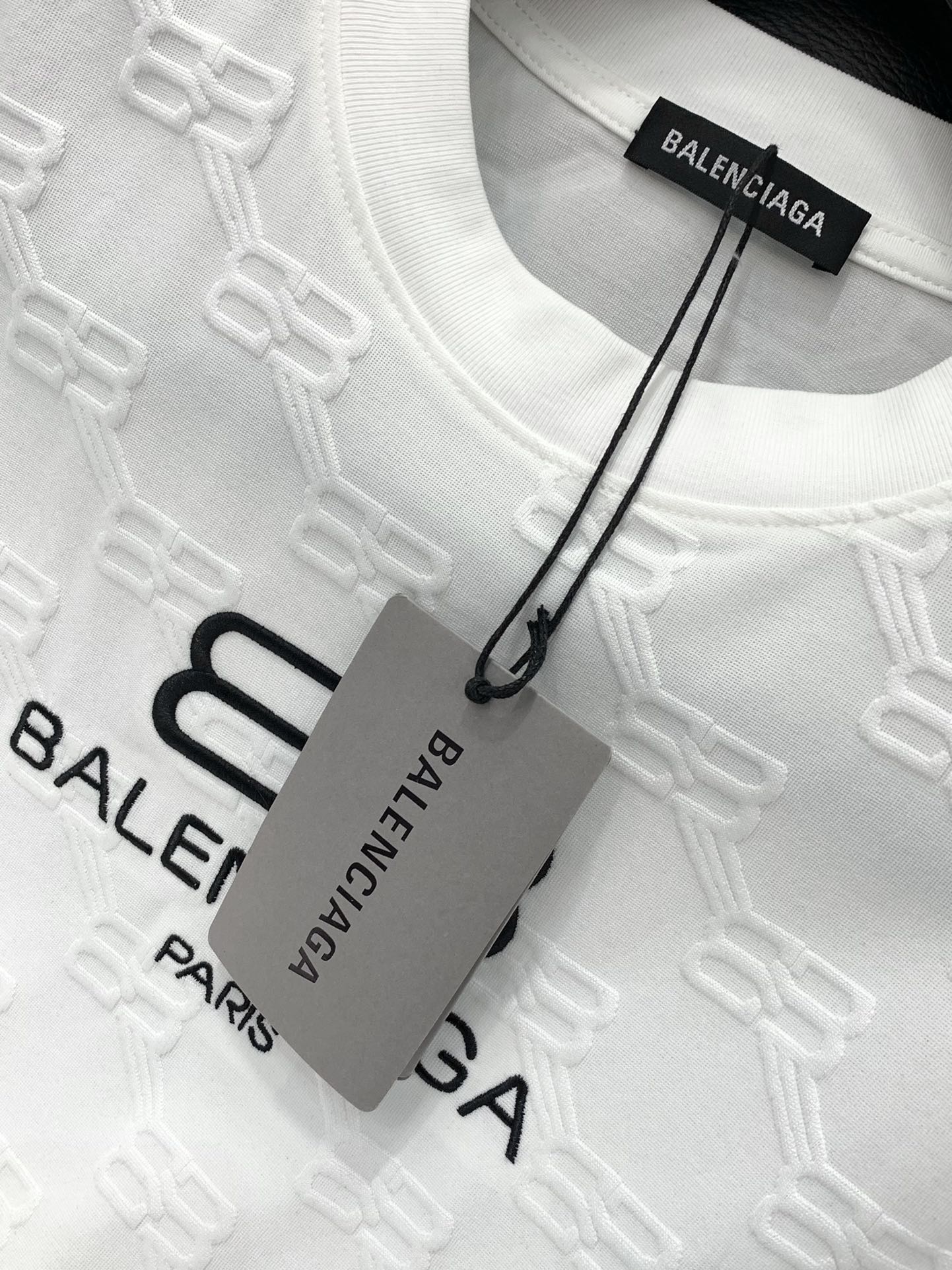 Paris Family’s Latest White Suit: High-End Embroidery in Classic Design - 图片 7
