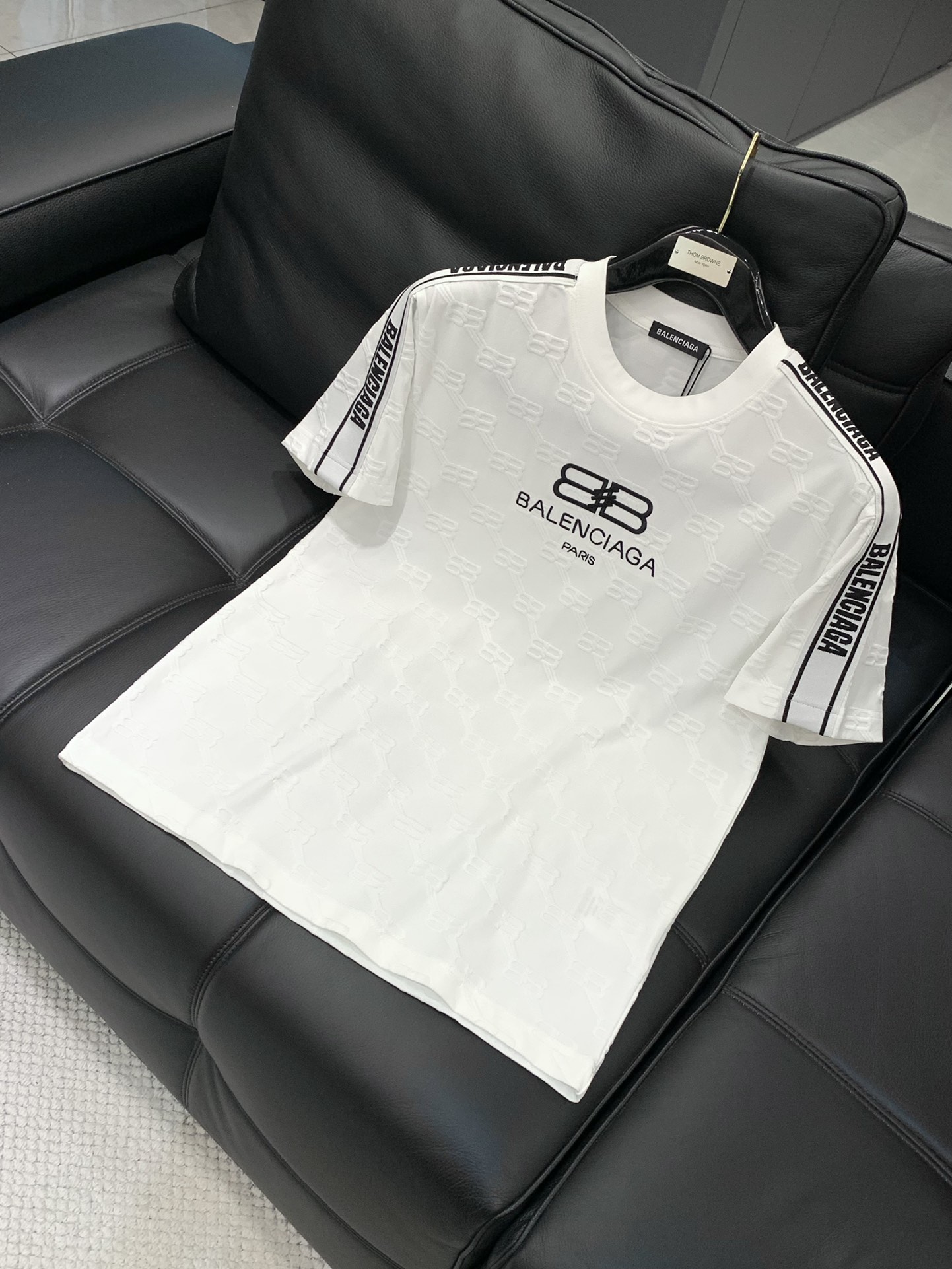 Paris Family’s Latest White Suit: High-End Embroidery in Classic Design - 图片 3